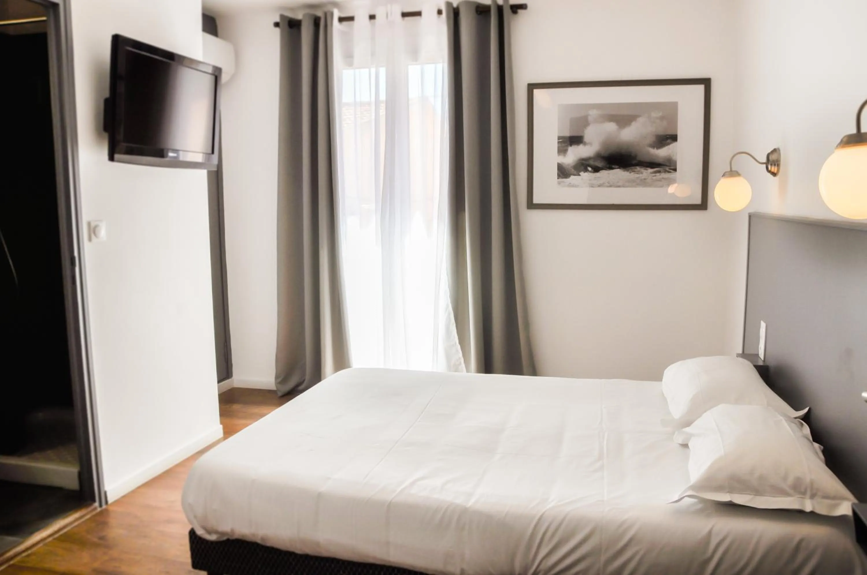 Photo of the whole room, Bed in Hôtel les Arbousiers