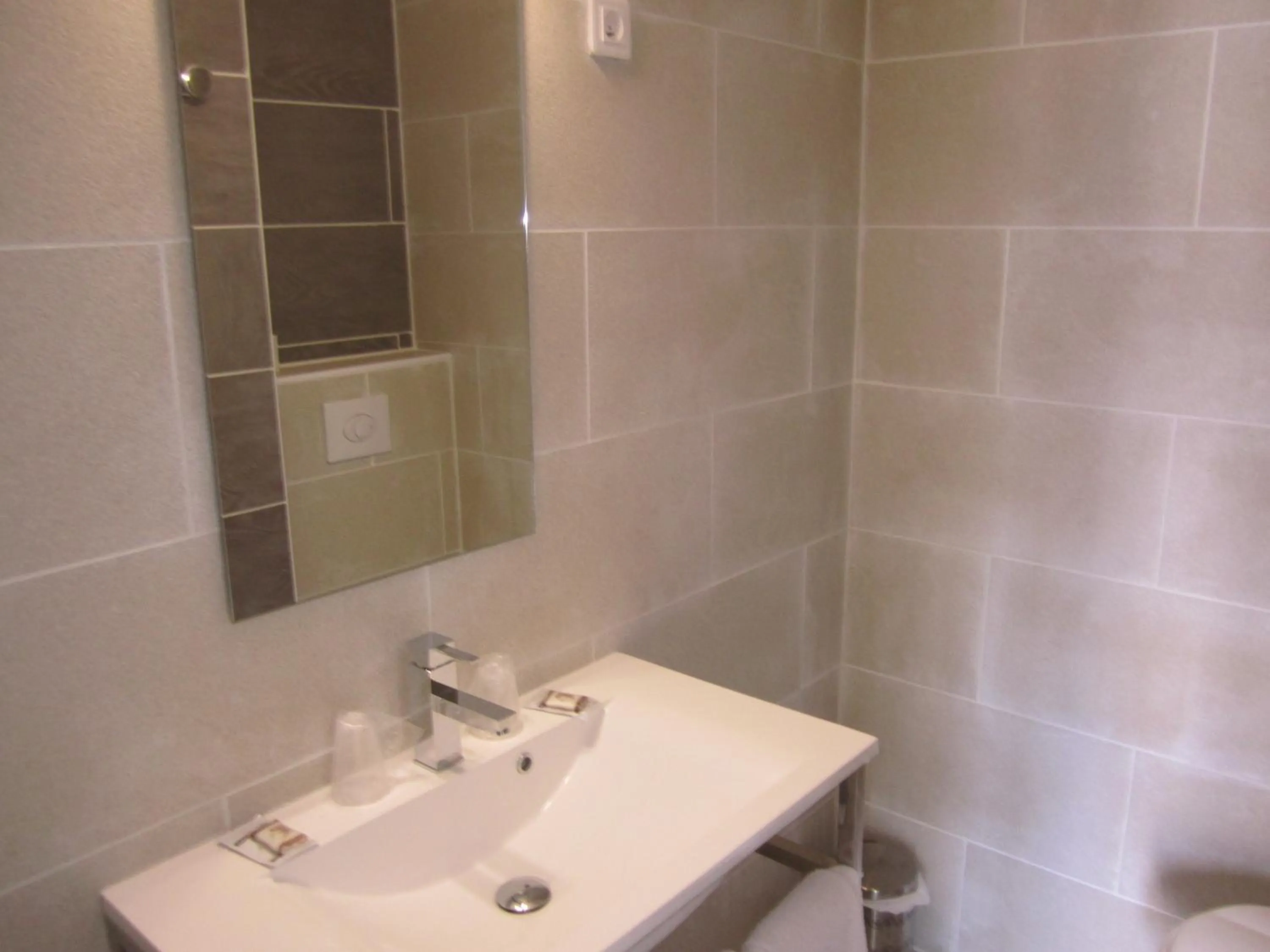 Bathroom in Hôtel les Arbousiers