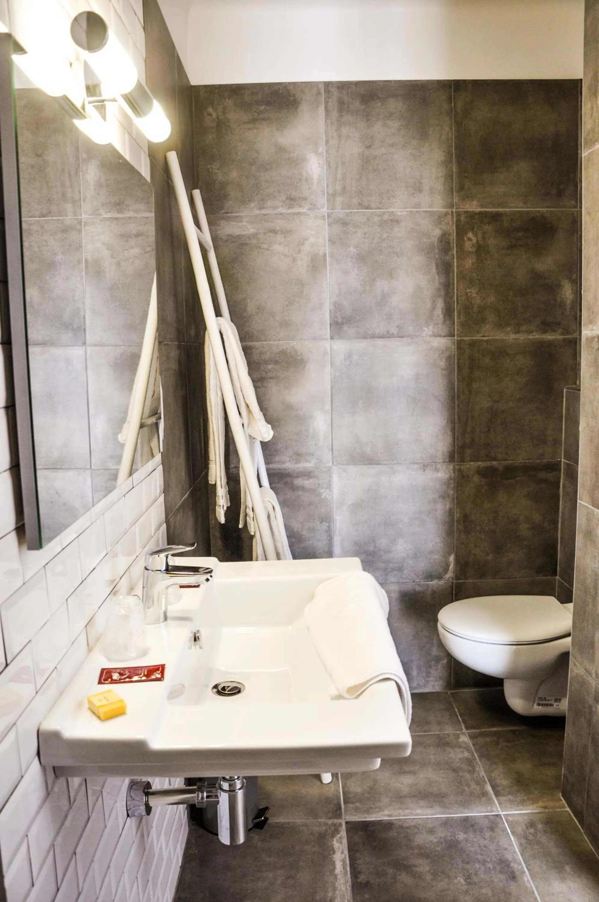 Bathroom in Hôtel les Arbousiers