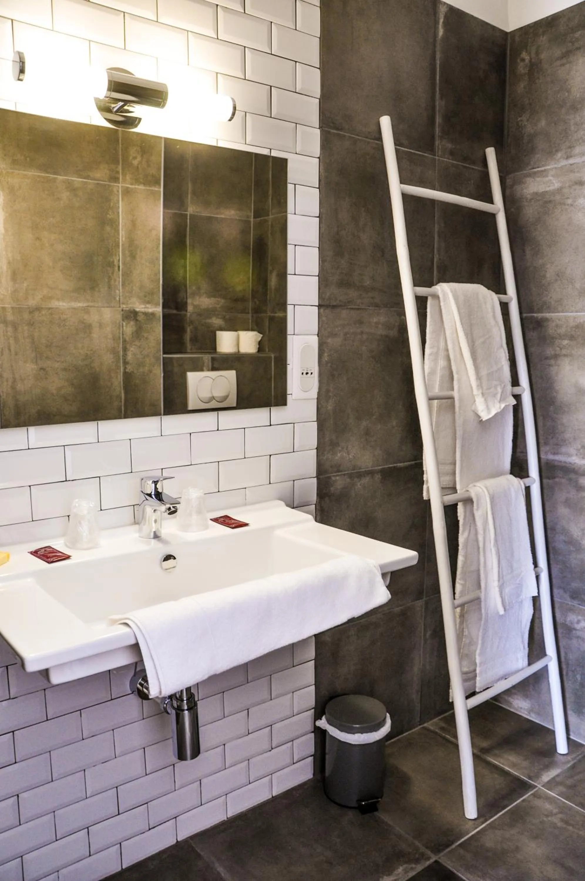 Bathroom in Hôtel les Arbousiers