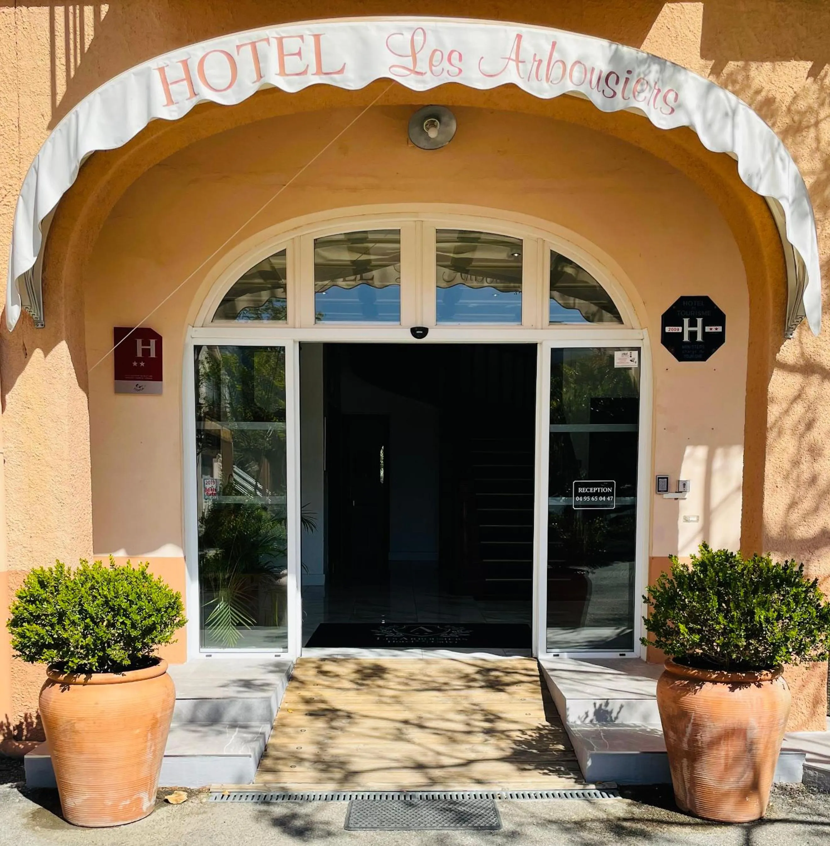 Facade/entrance in Hôtel les Arbousiers