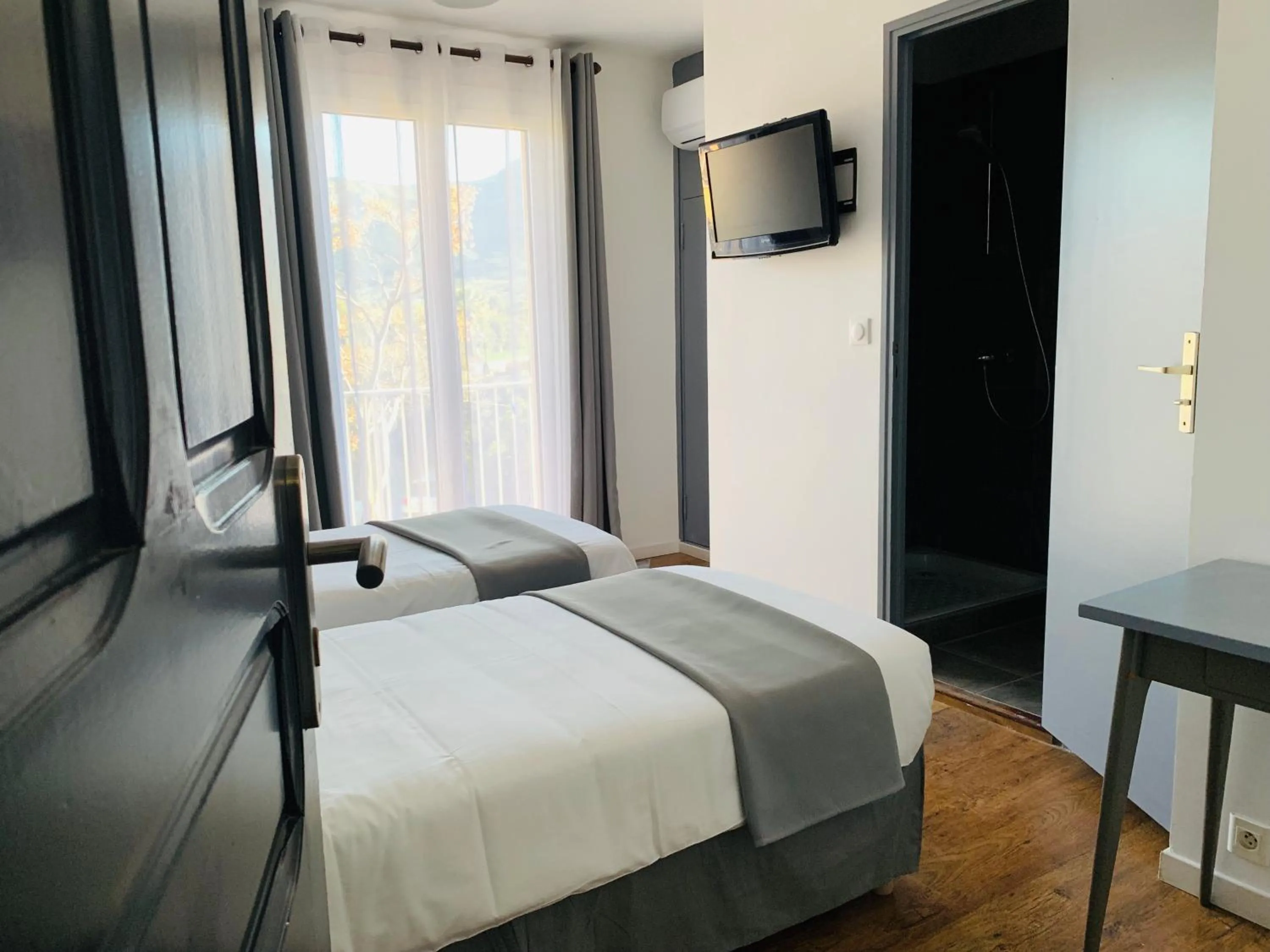 Bed in Hôtel les Arbousiers