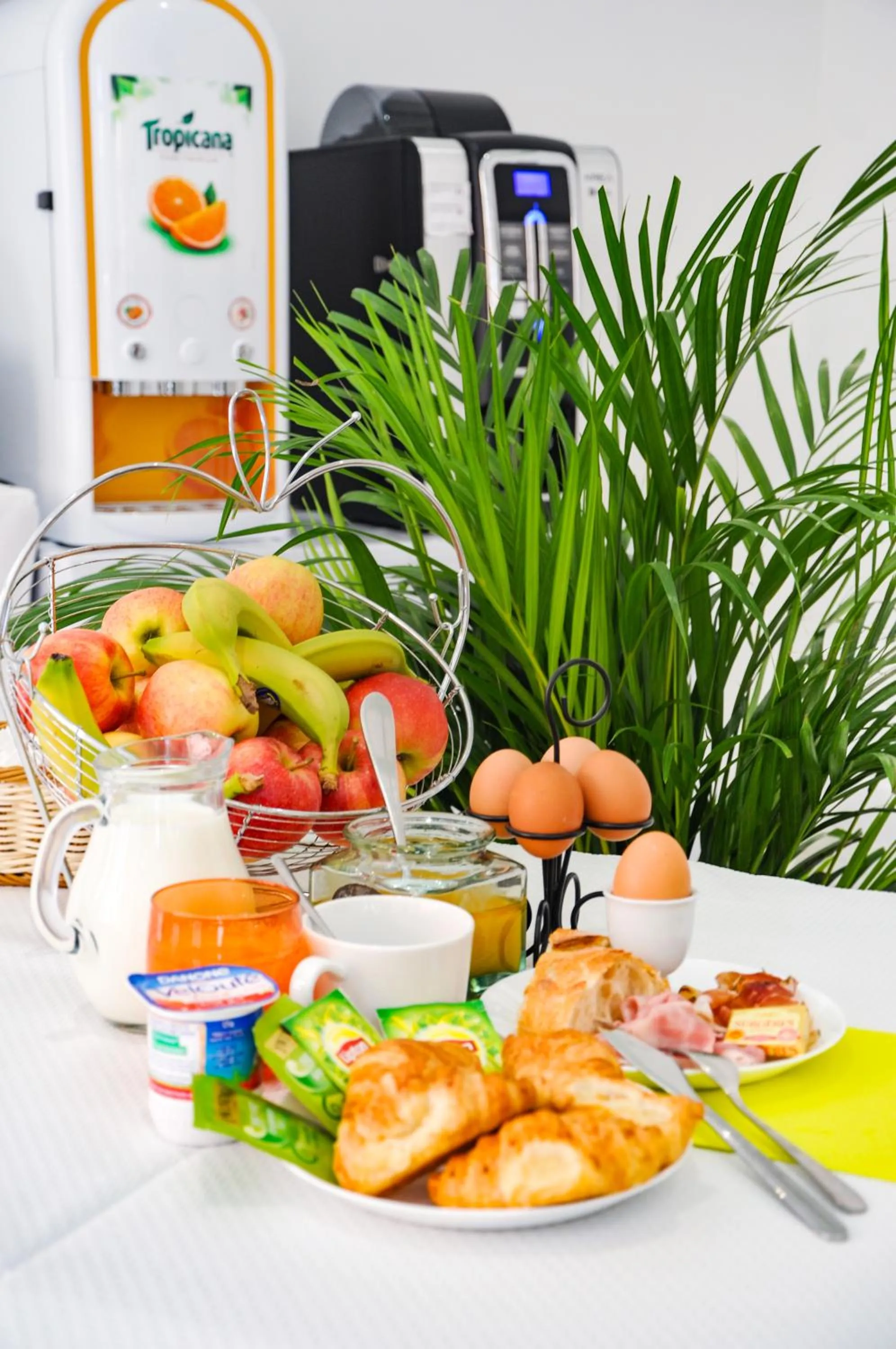 Breakfast in Hôtel les Arbousiers