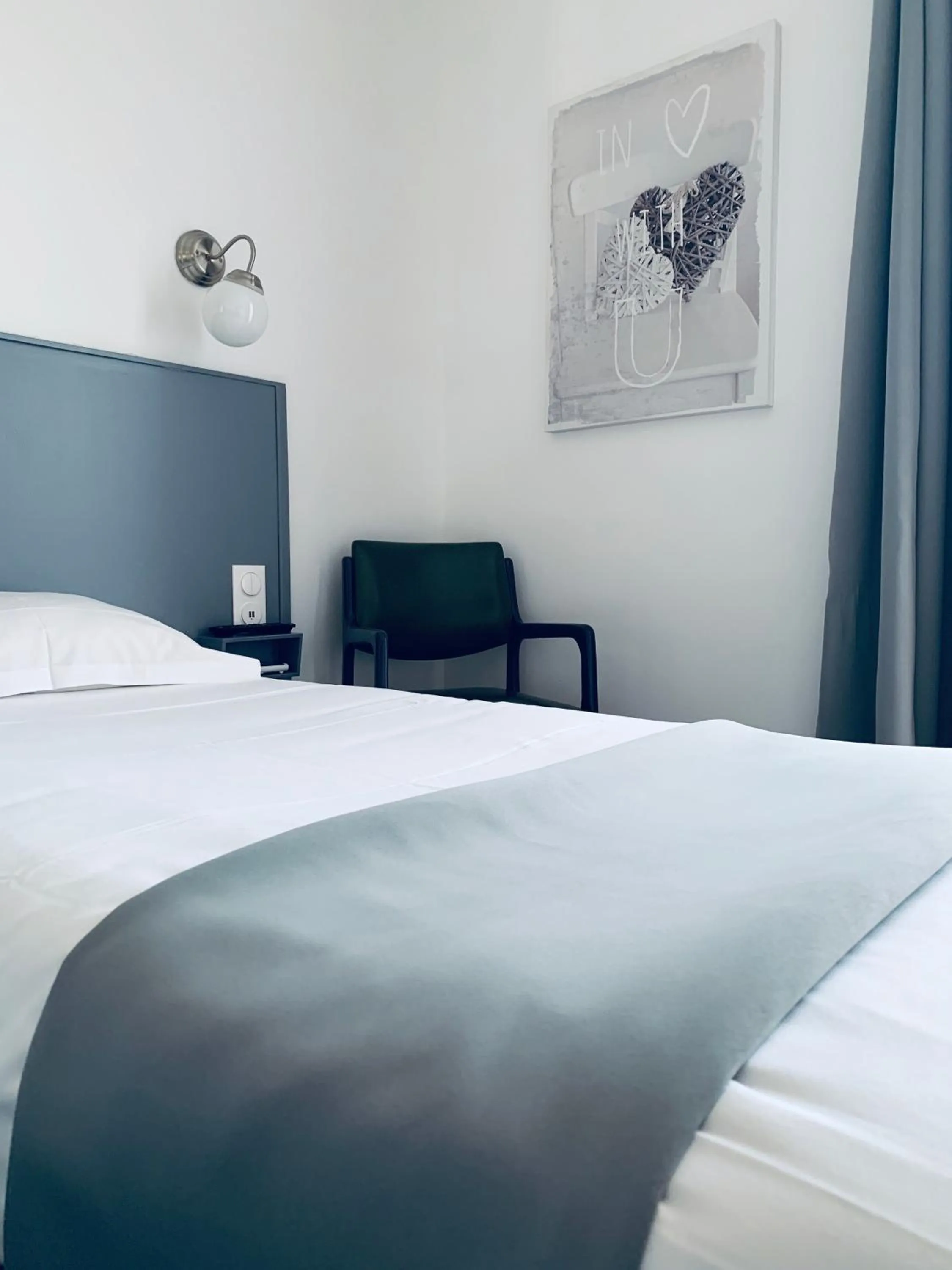 Bedroom, Bed in Hôtel les Arbousiers