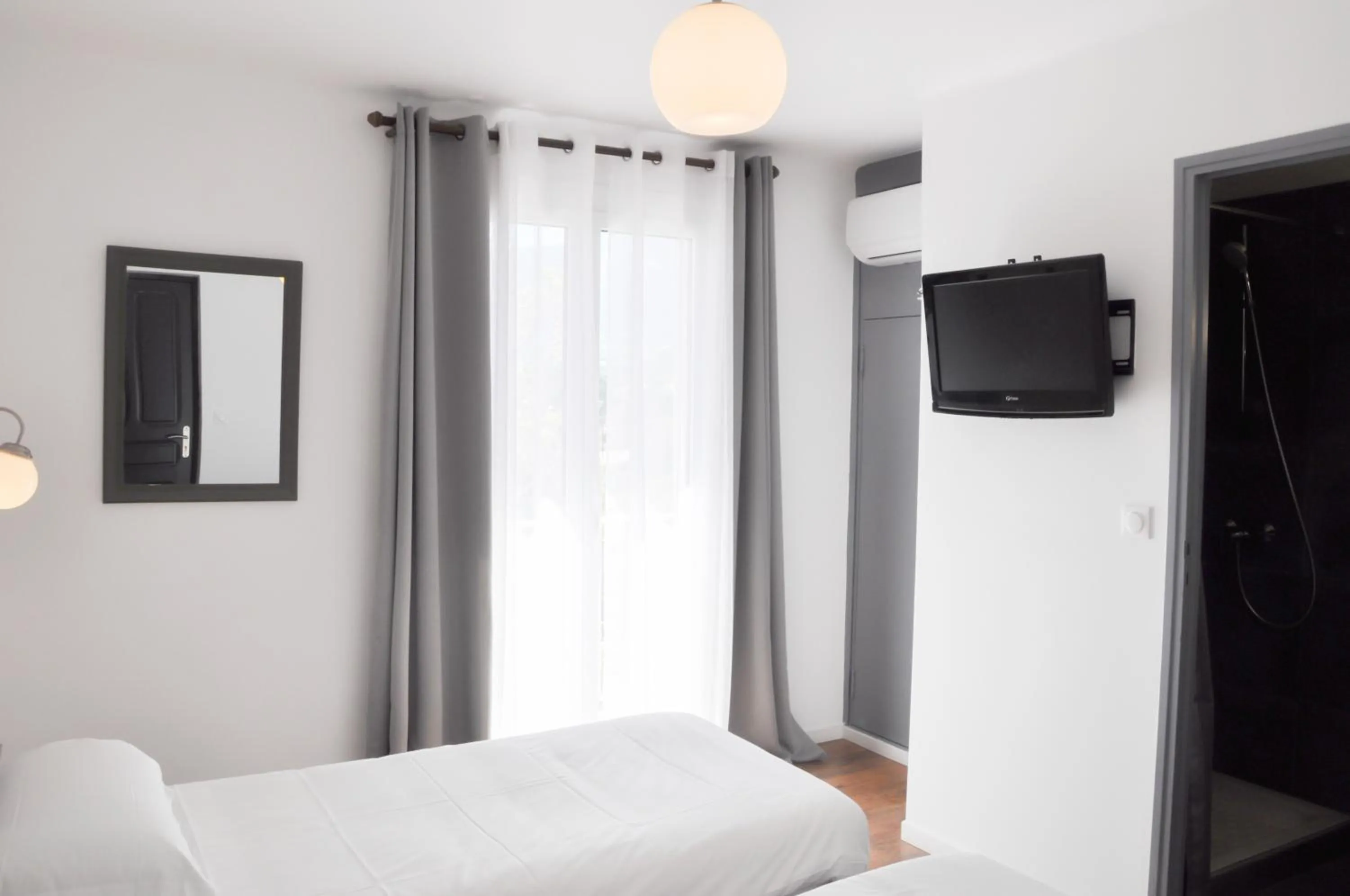 Bedroom, Bed in Hôtel les Arbousiers