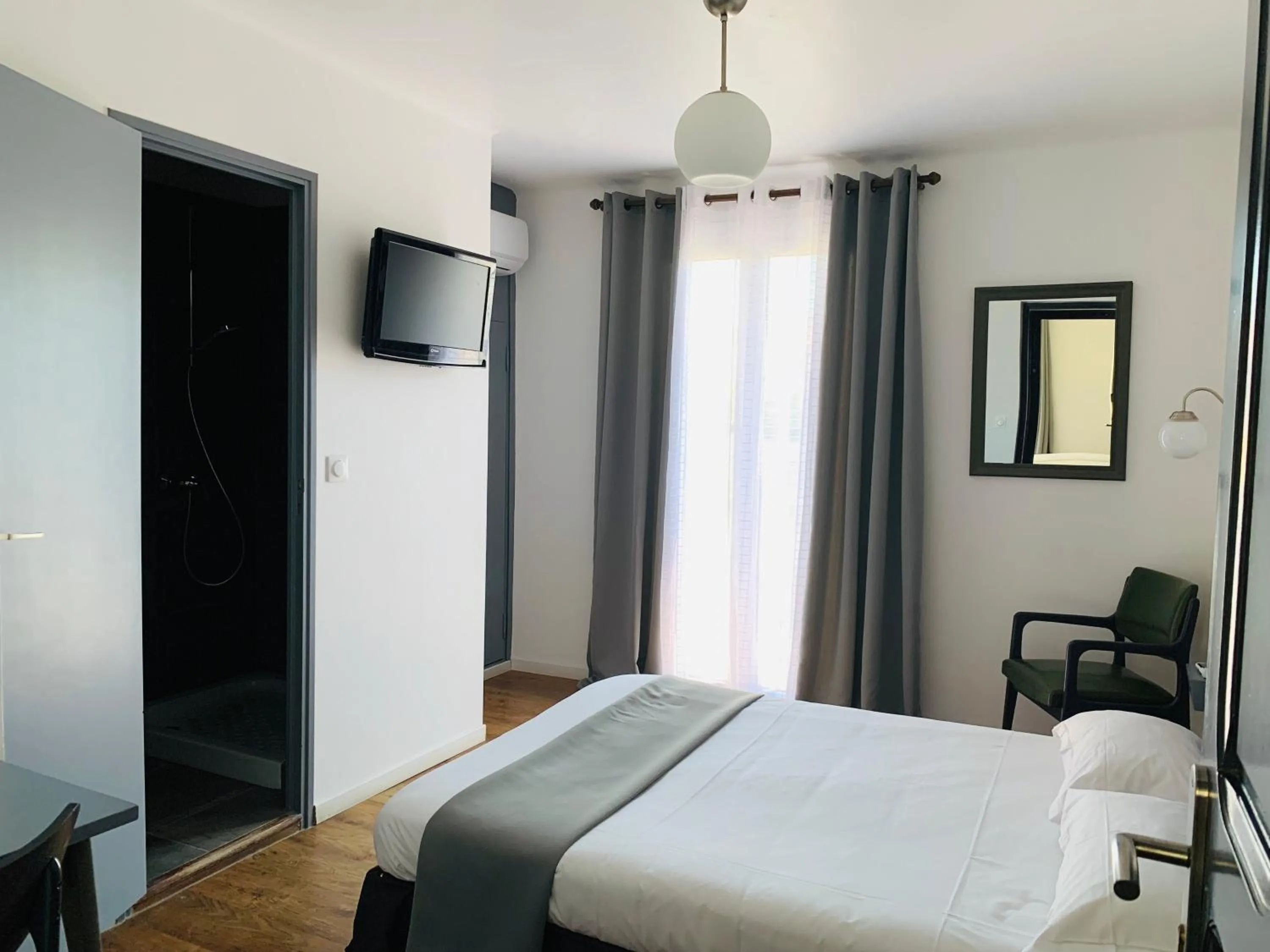 Bed in Hôtel les Arbousiers