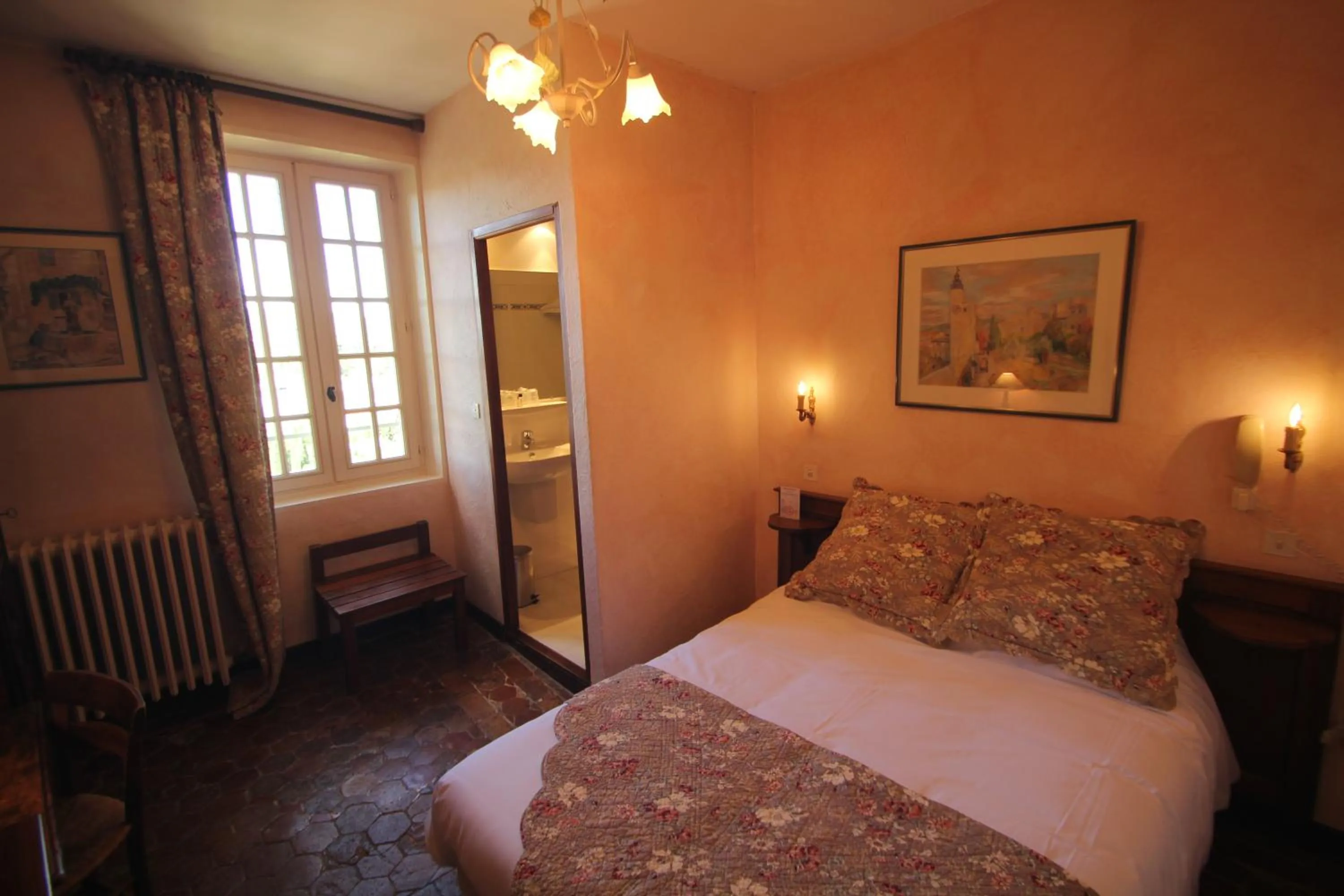 air conditioner, Bed in Hostellerie Le Beffroi