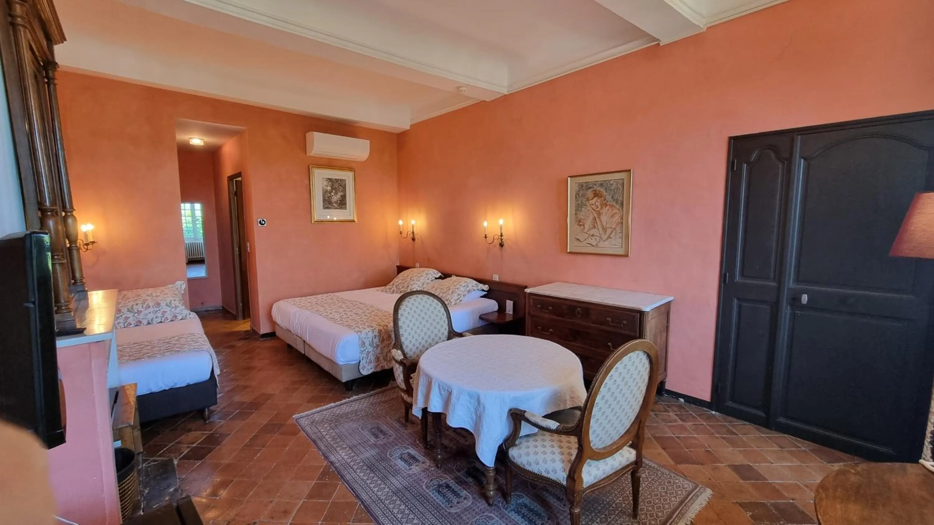 air conditioner, Bed in Hostellerie Le Beffroi