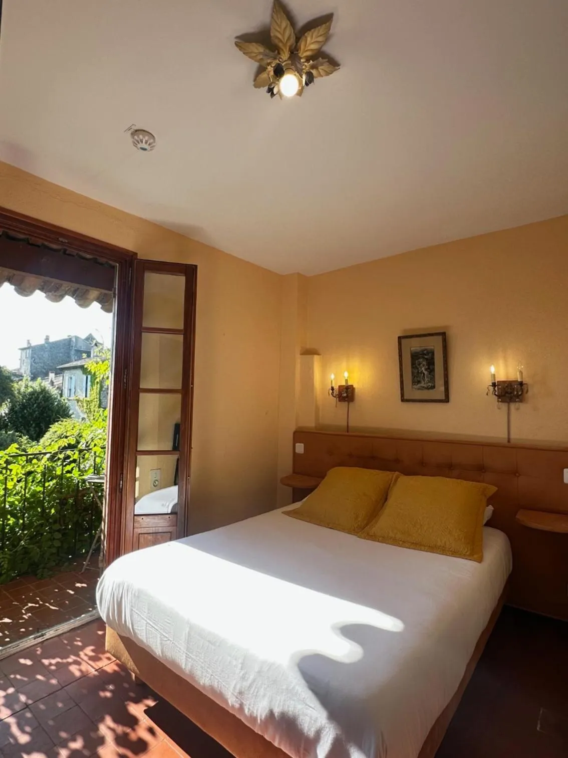 Property building, Bed in Hostellerie Le Beffroi