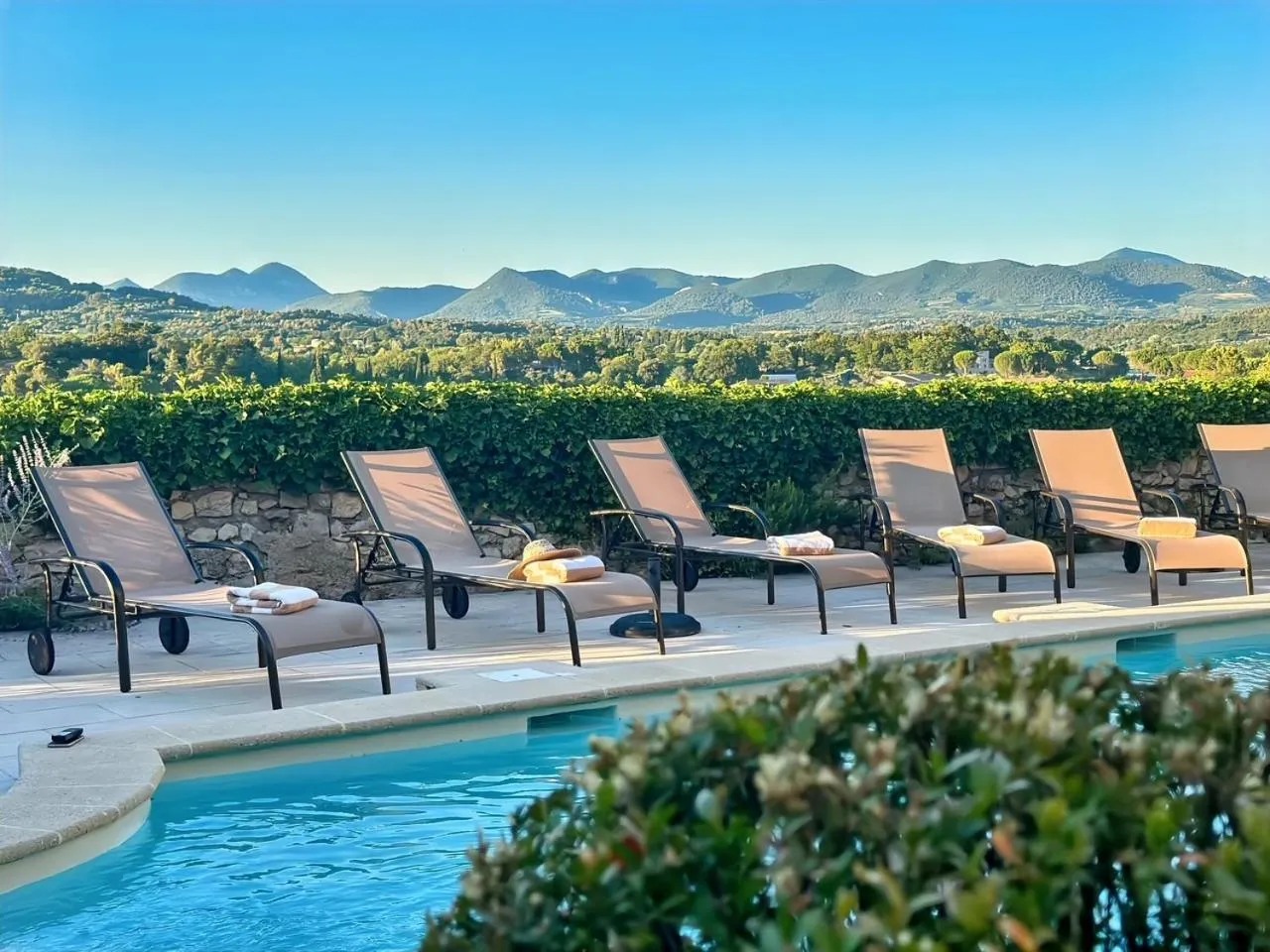 Swimming pool in Hostellerie Le Beffroi