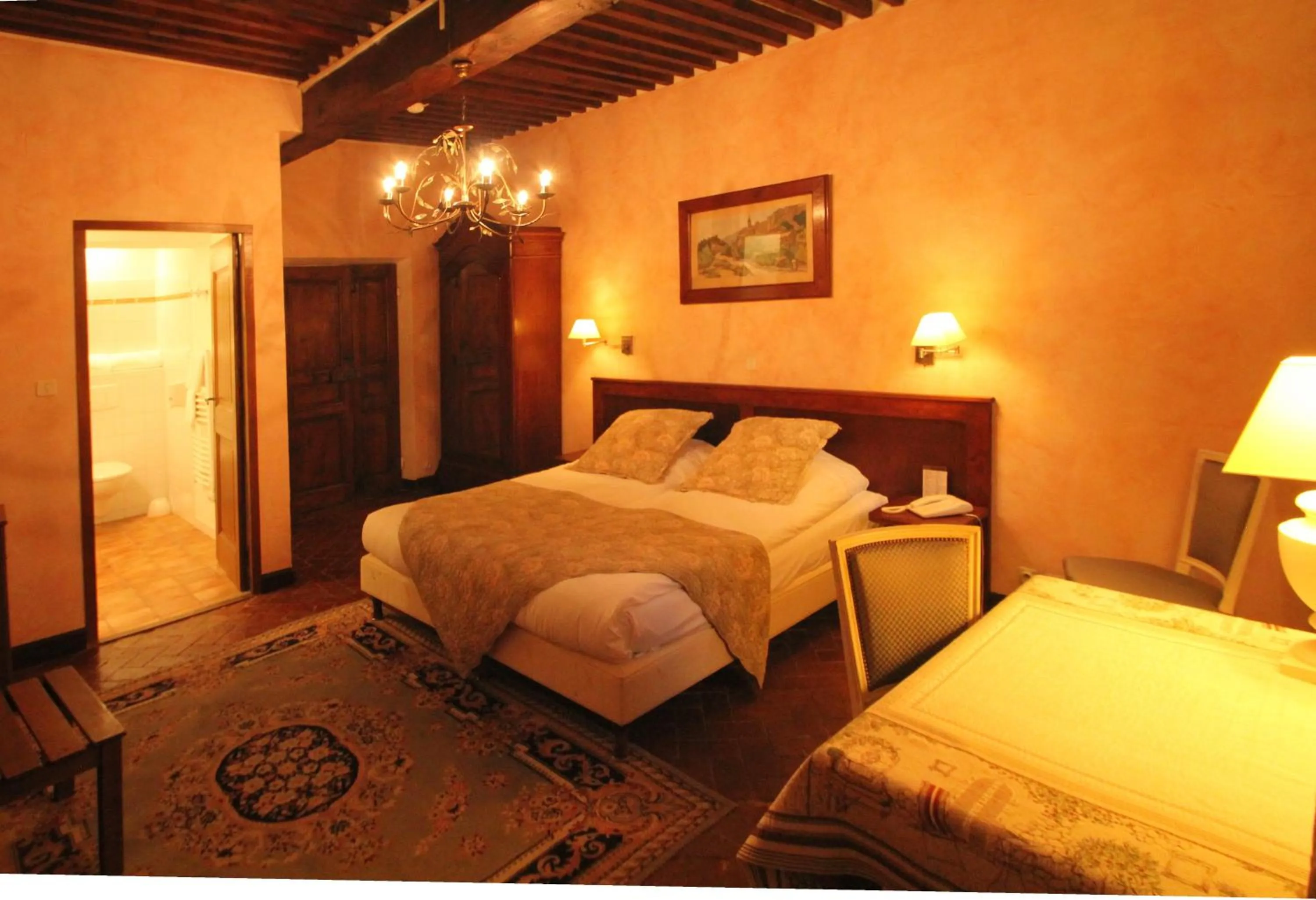 Property building, Bed in Hostellerie Le Beffroi