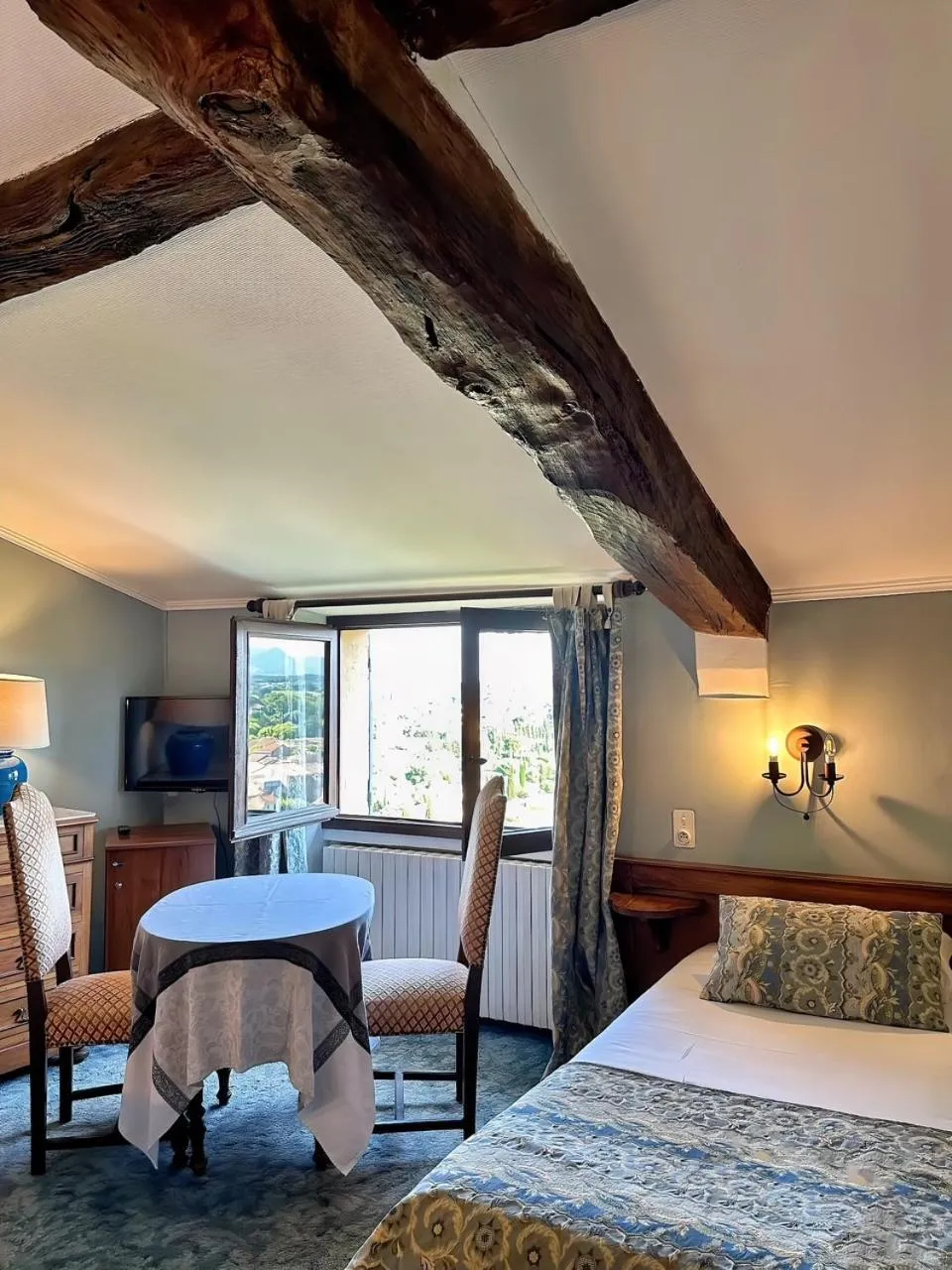 Bed in Hostellerie Le Beffroi