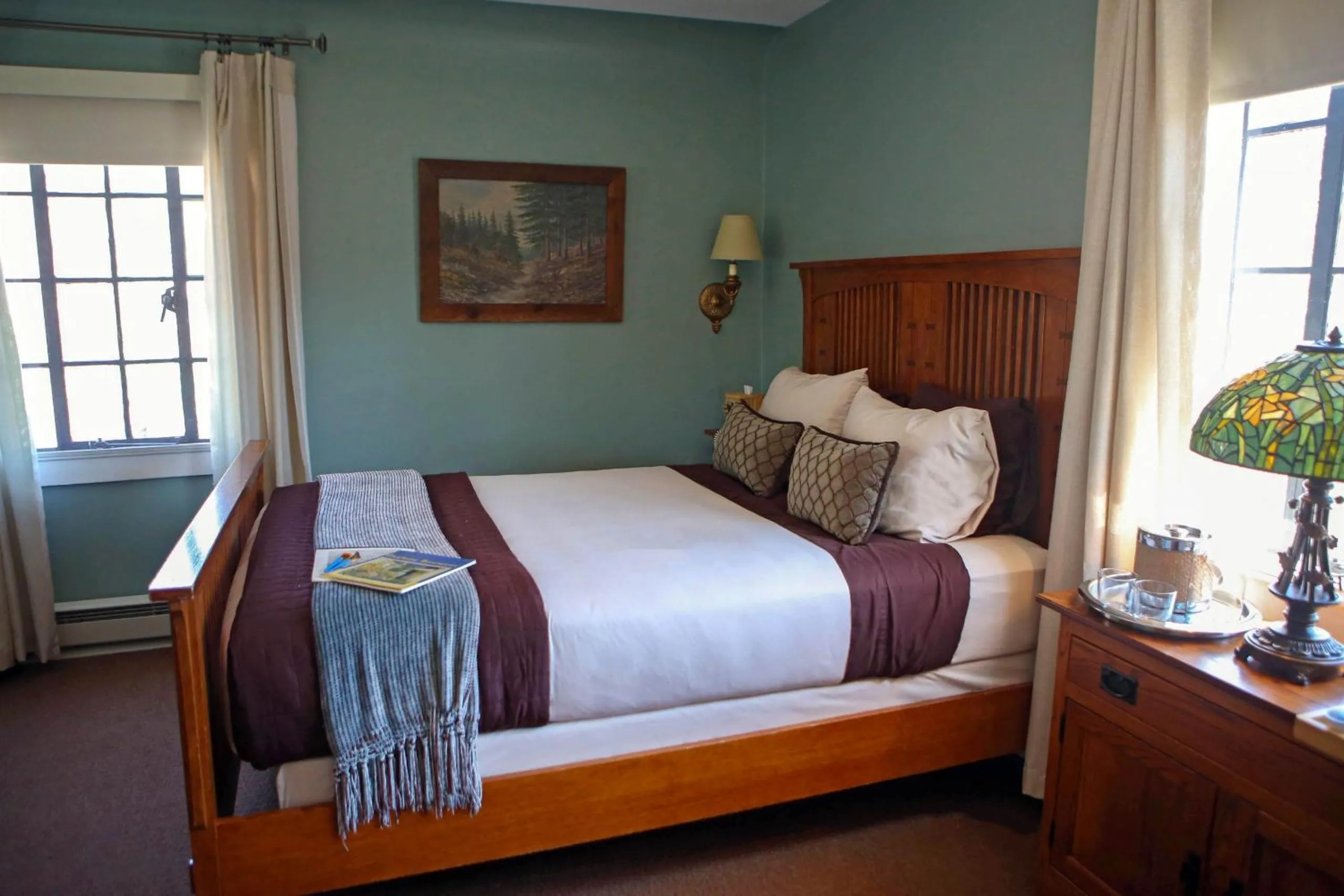 Bed in Settlers Inn
