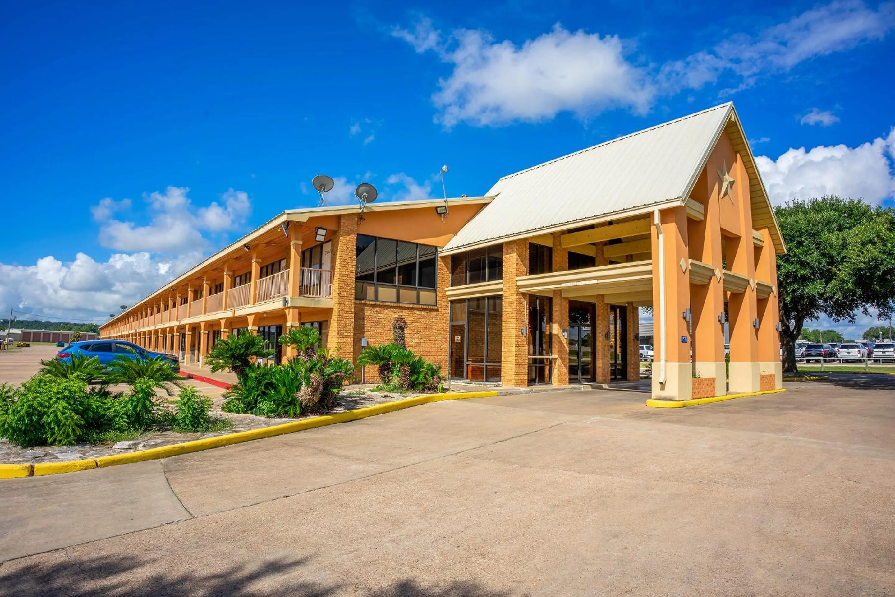 Facade/entrance in River Valley Motor Inn By OYO La Grange Texas