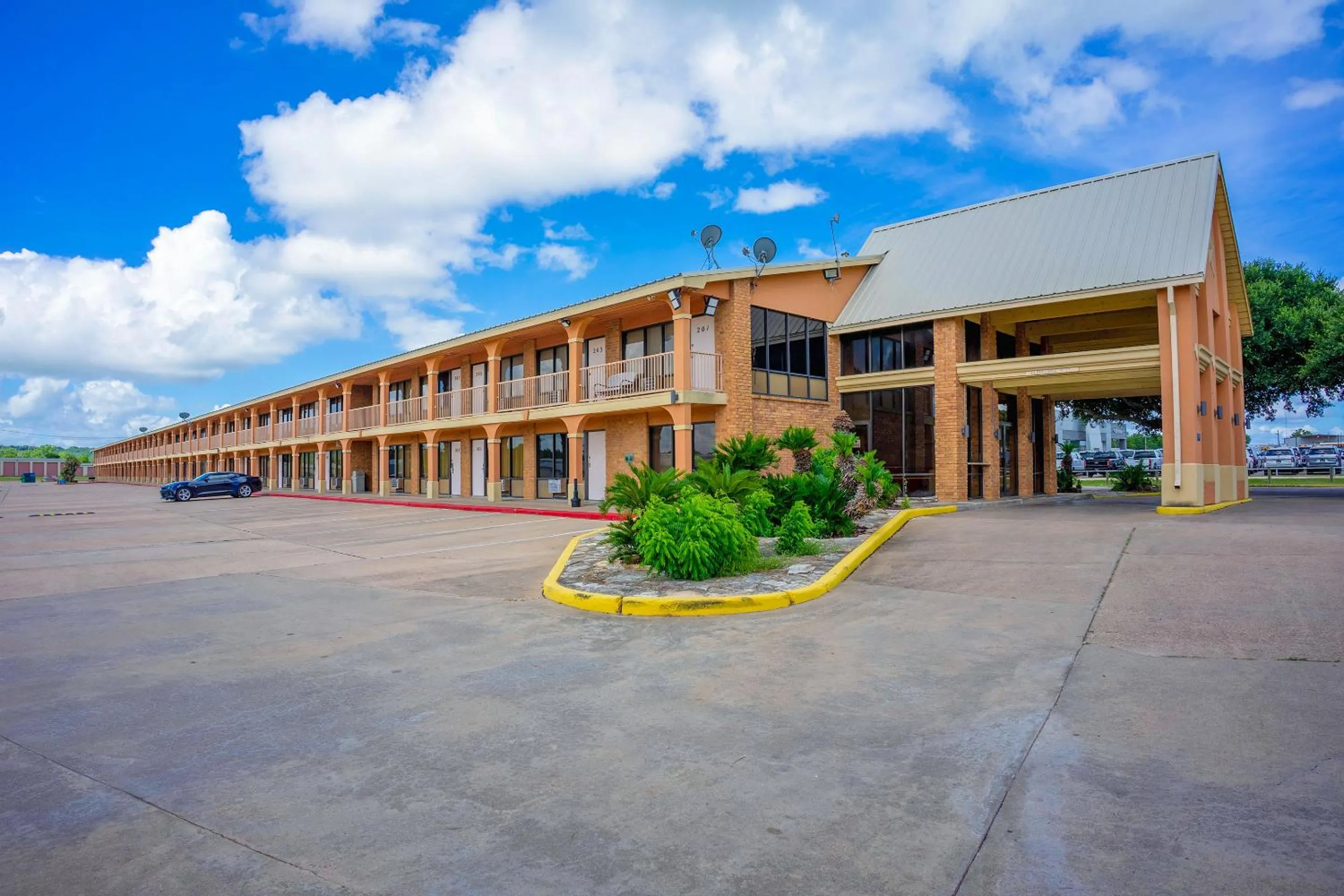 Facade/entrance in River Valley Motor Inn By OYO La Grange Texas