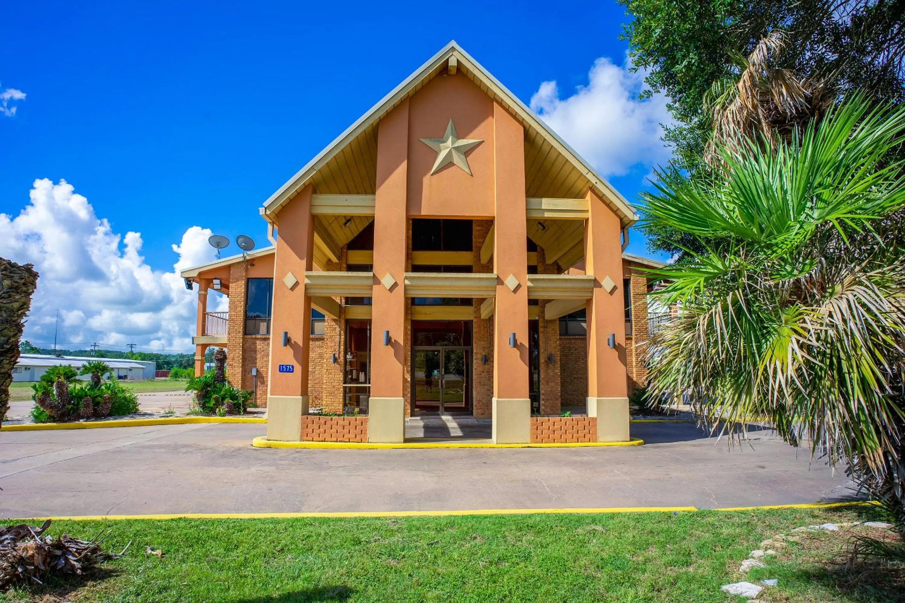 Property building in River Valley Motor Inn By OYO La Grange Texas