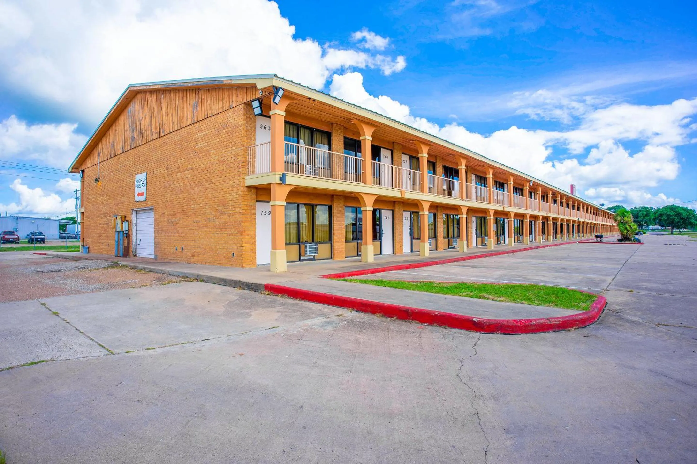 Property building in River Valley Motor Inn By OYO La Grange Texas