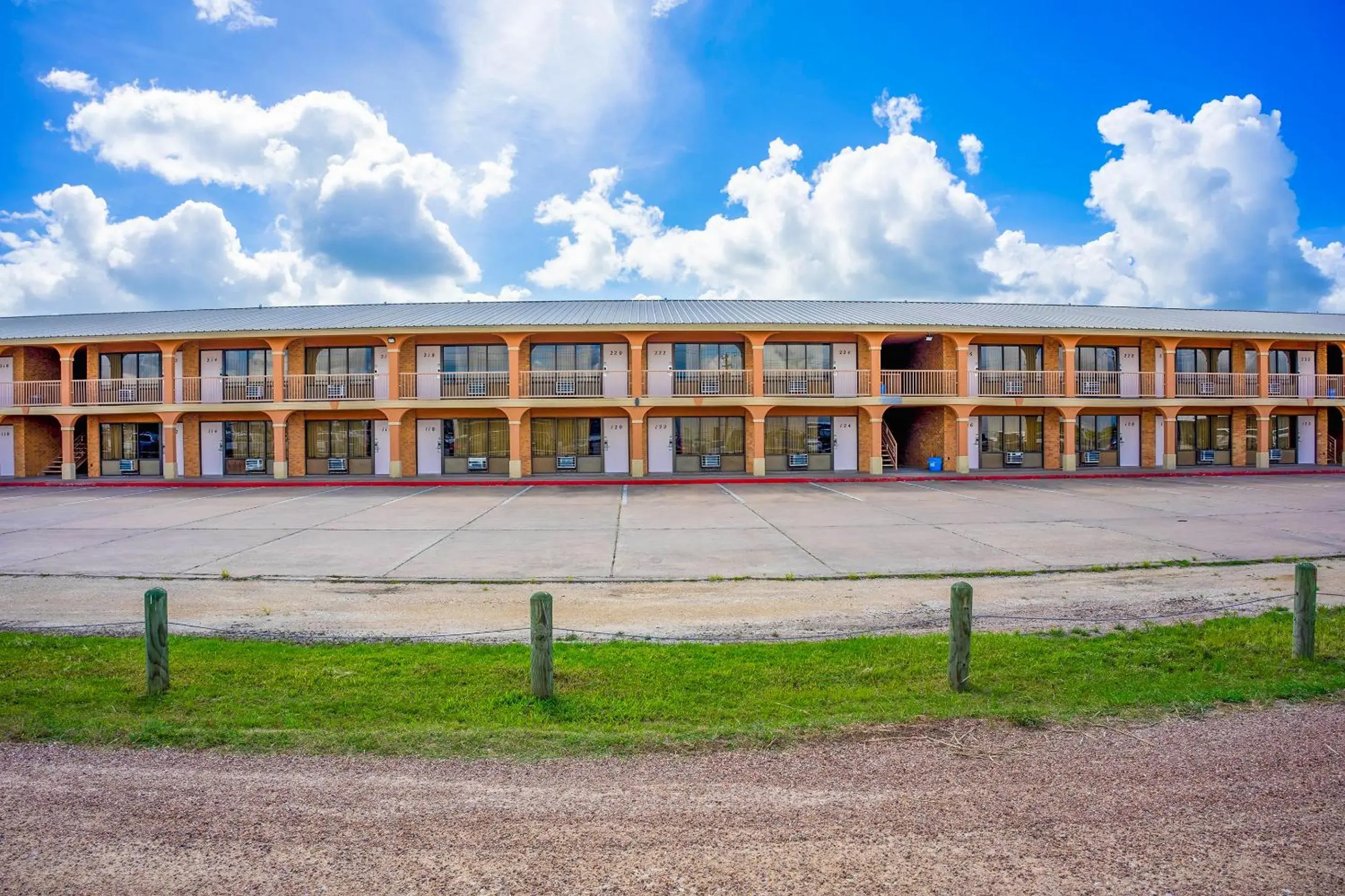 Property building in River Valley Motor Inn By OYO La Grange Texas Property building in River Valley Motor Inn By OYO La Grange Texas