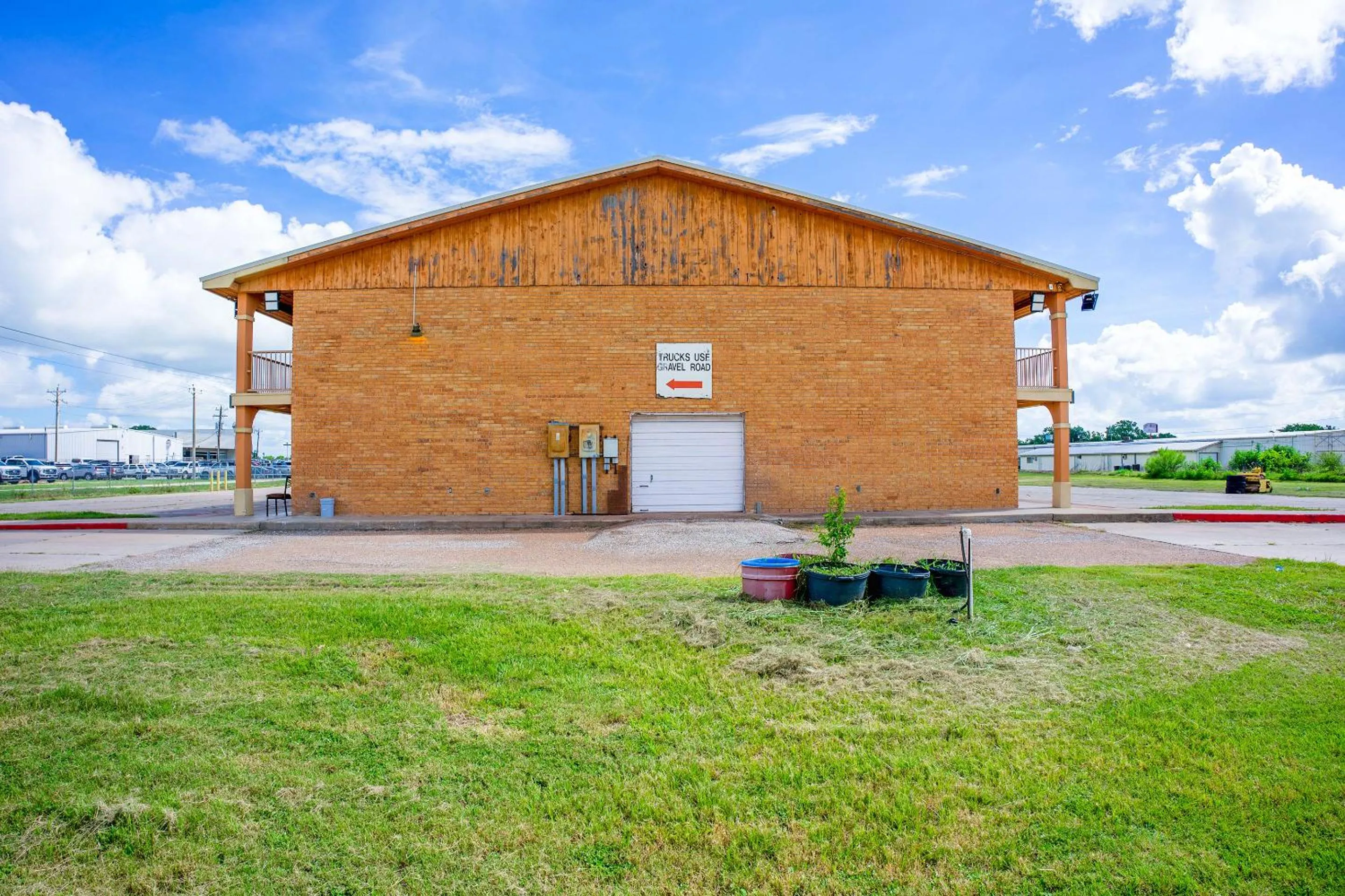 Facade/entrance in River Valley Motor Inn By OYO La Grange Texas