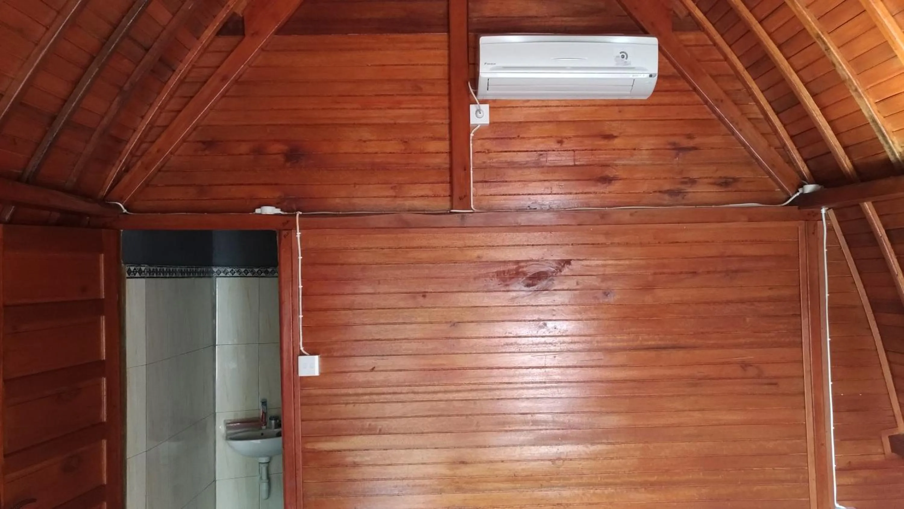 air conditioner in Ginanthi Cottage