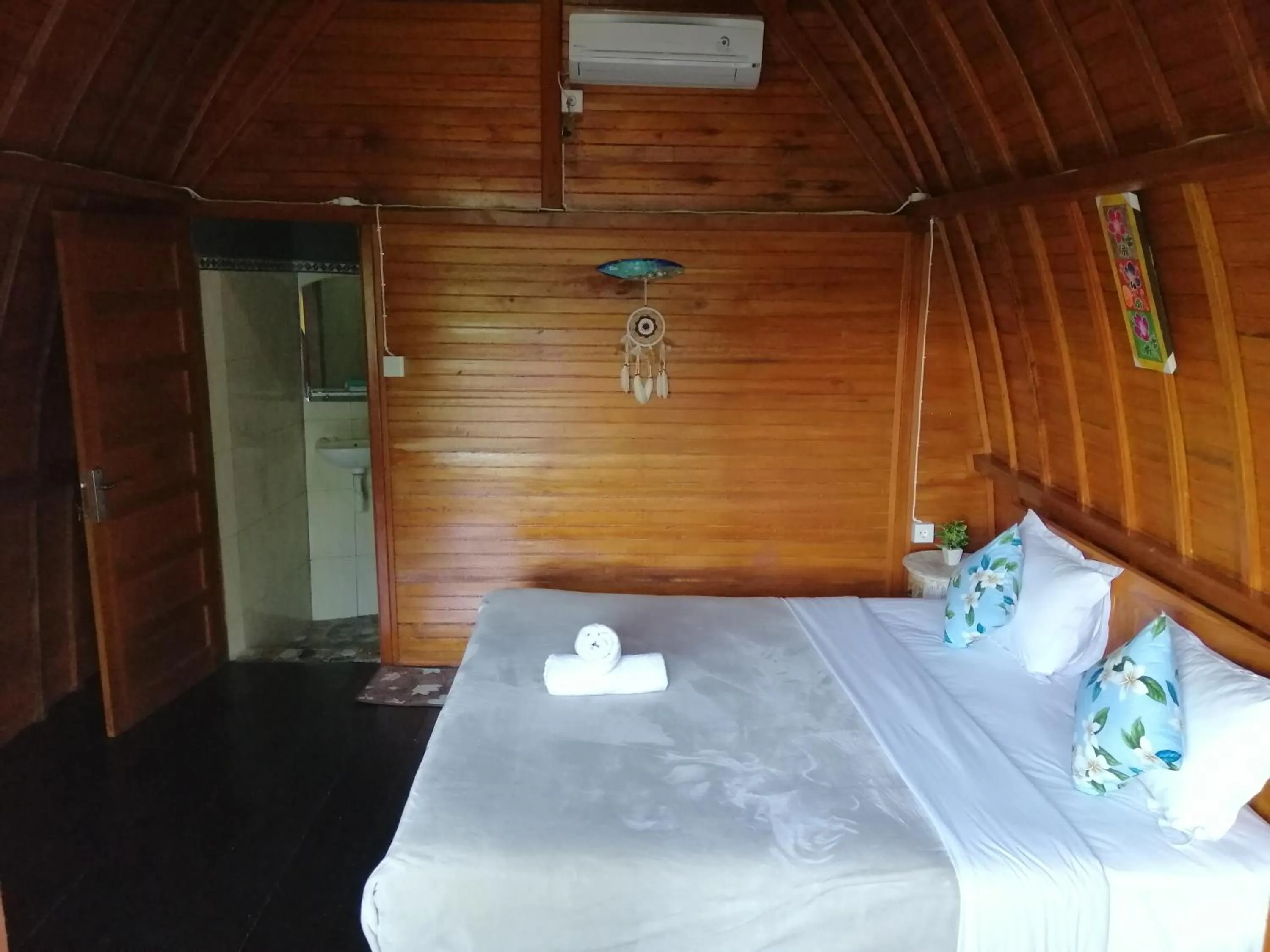 Bed in Ginanthi Cottage