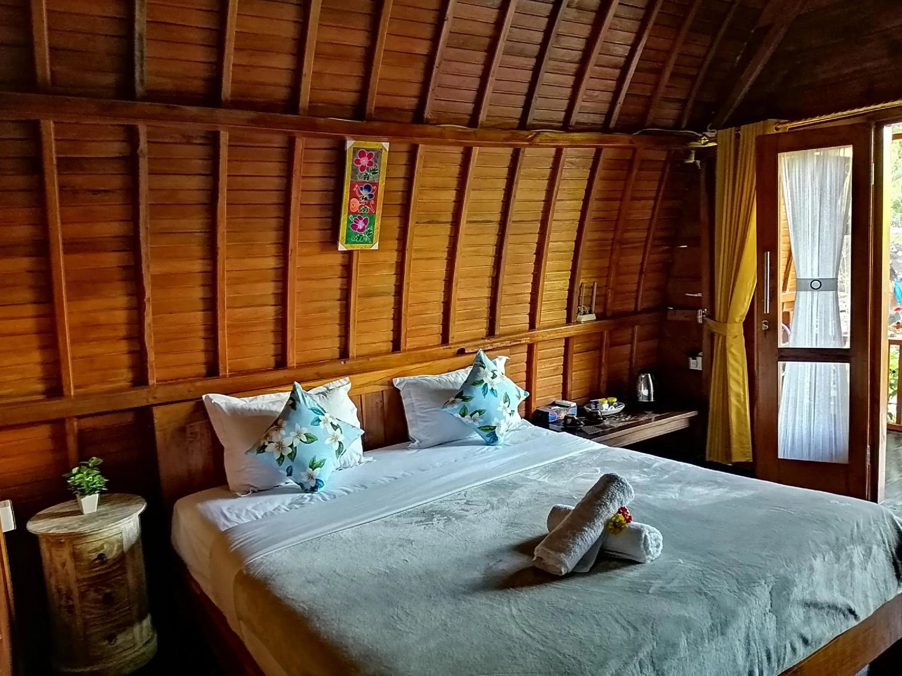 Photo of the whole room, Bed in Ginanthi Cottage