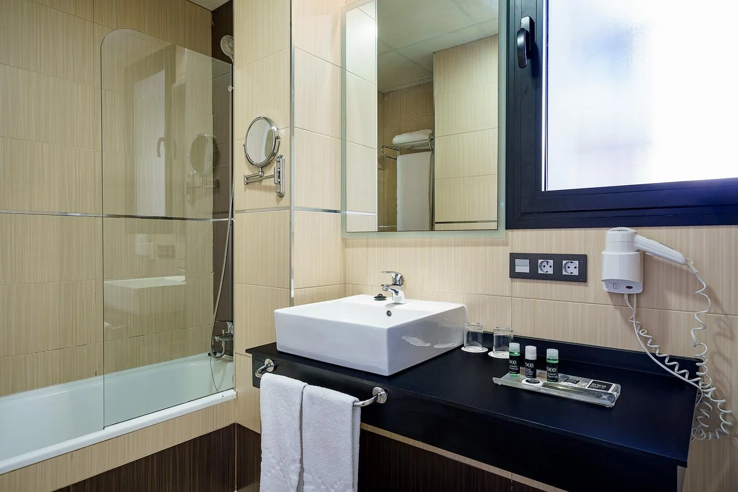 Bathroom in Exe Málaga Museos