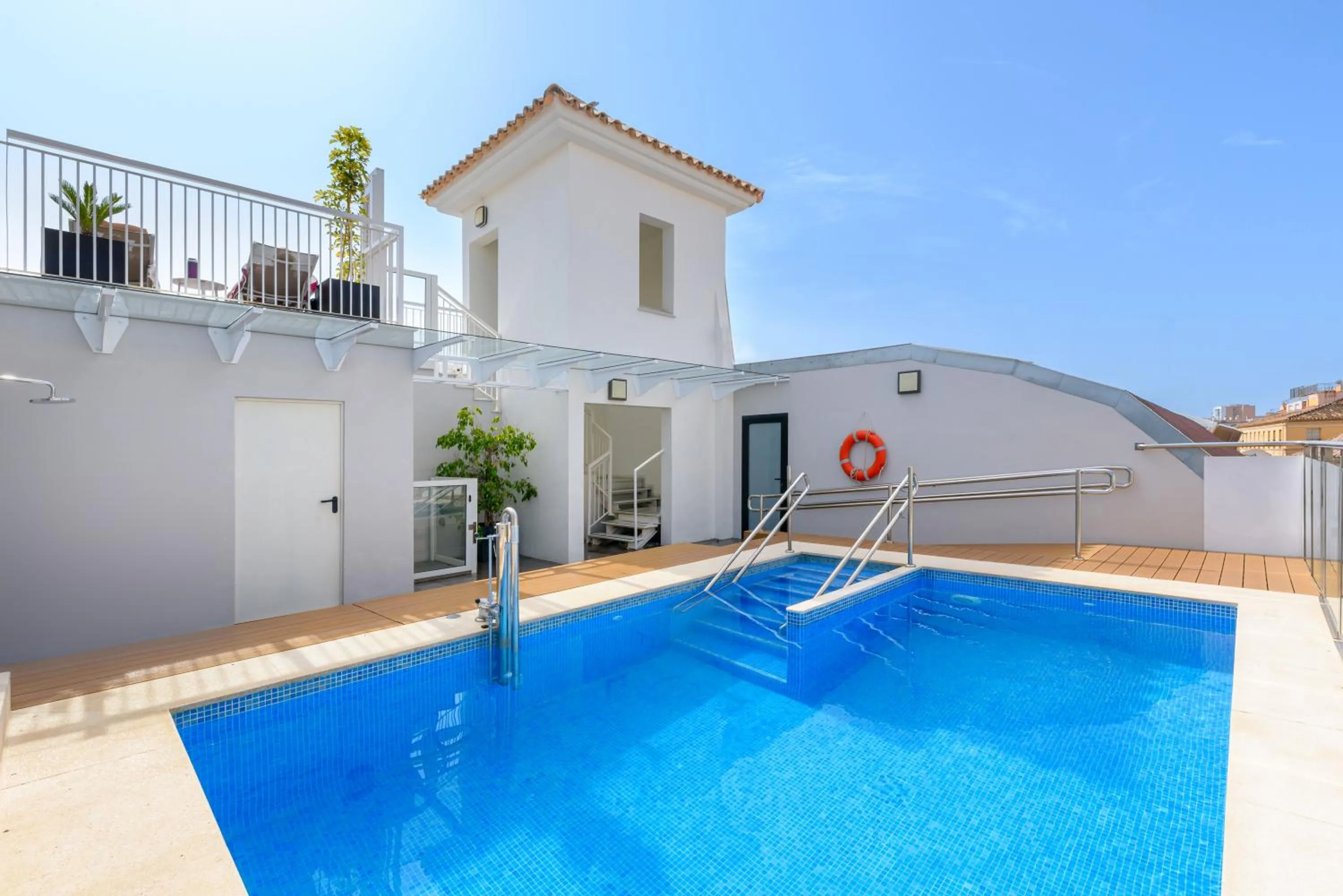 Swimming pool in Exe Málaga Museos