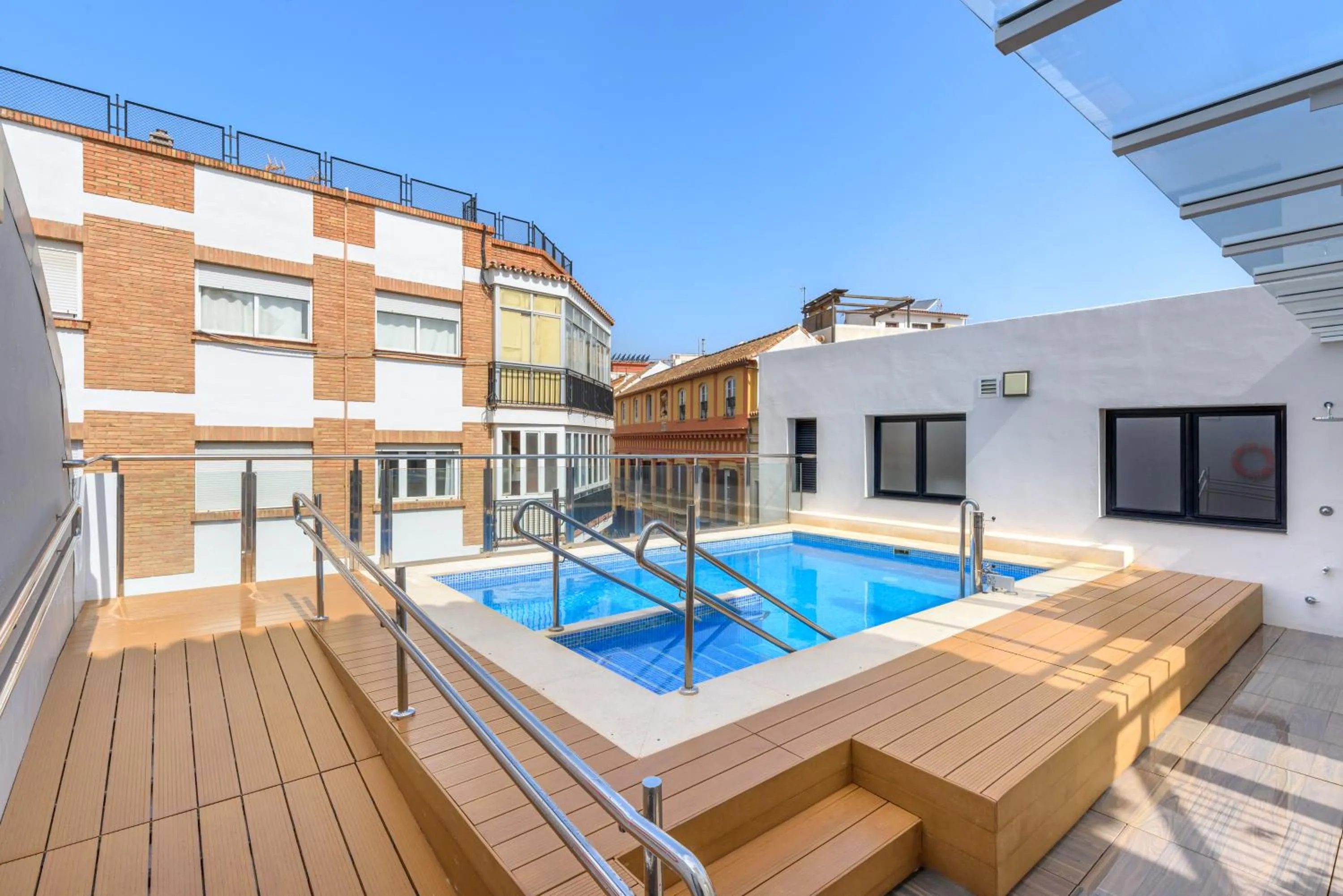 Swimming pool in Exe Málaga Museos