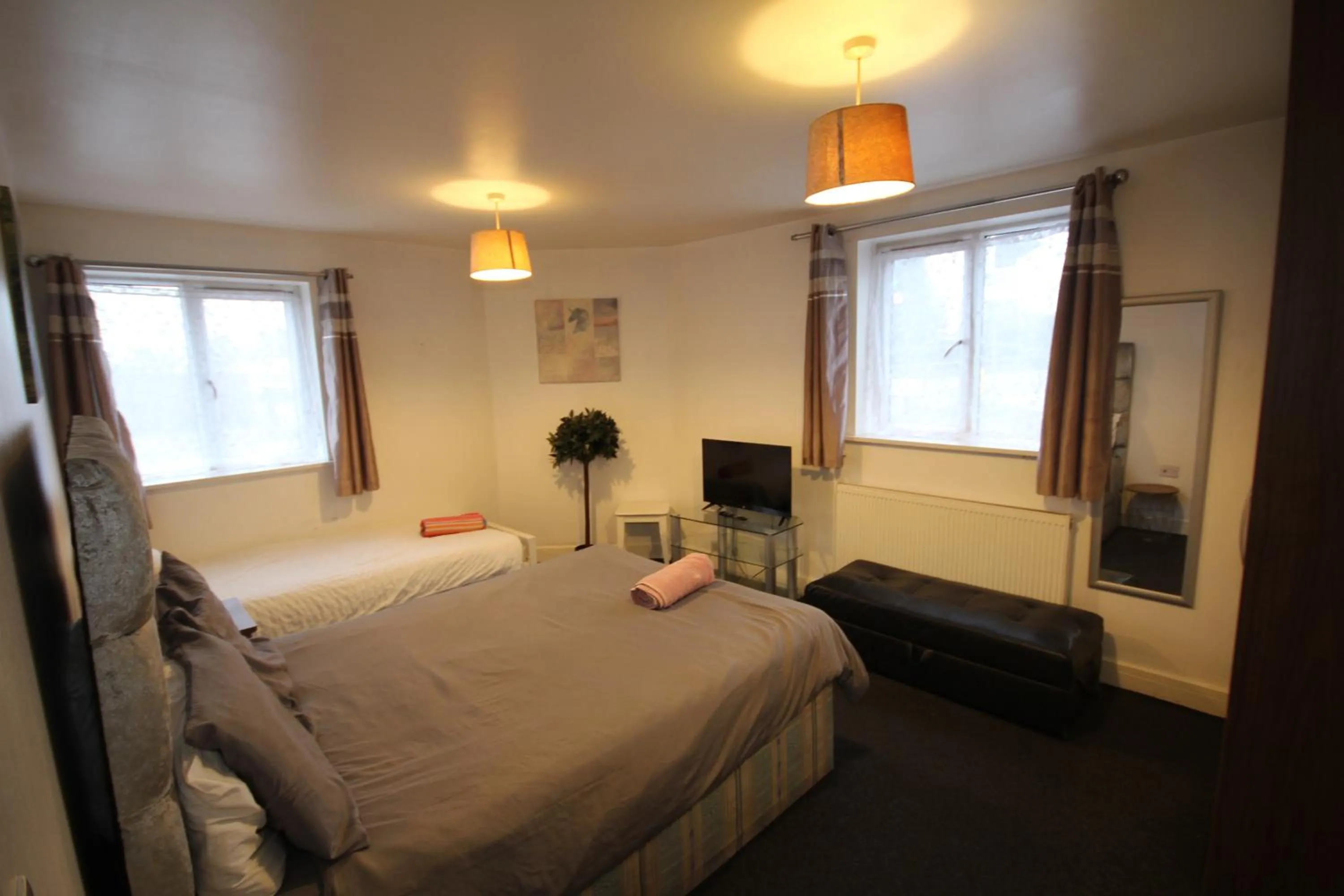 Bedroom, Bed in Holden Court Apartment - Apt 1