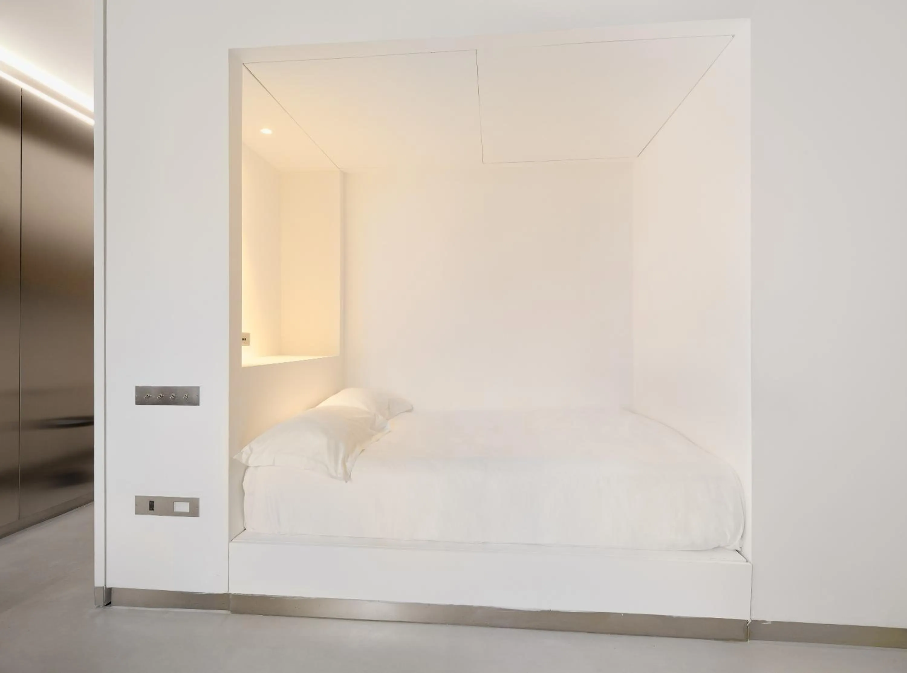 Photo of the whole room, Bed in Rhinoceros