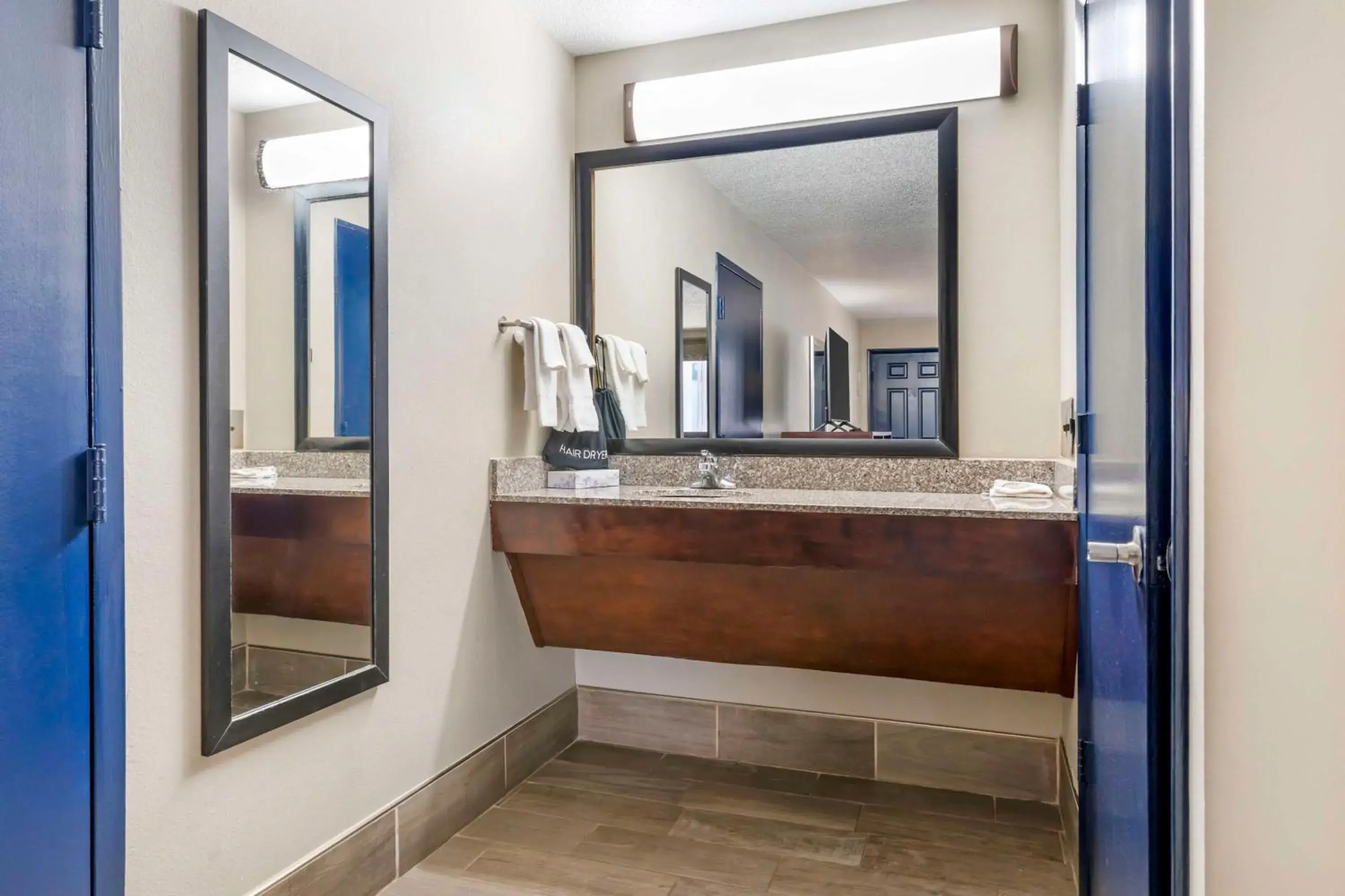 Bedroom in Best Western Royal Inn Bedroom in Best Western Royal Inn