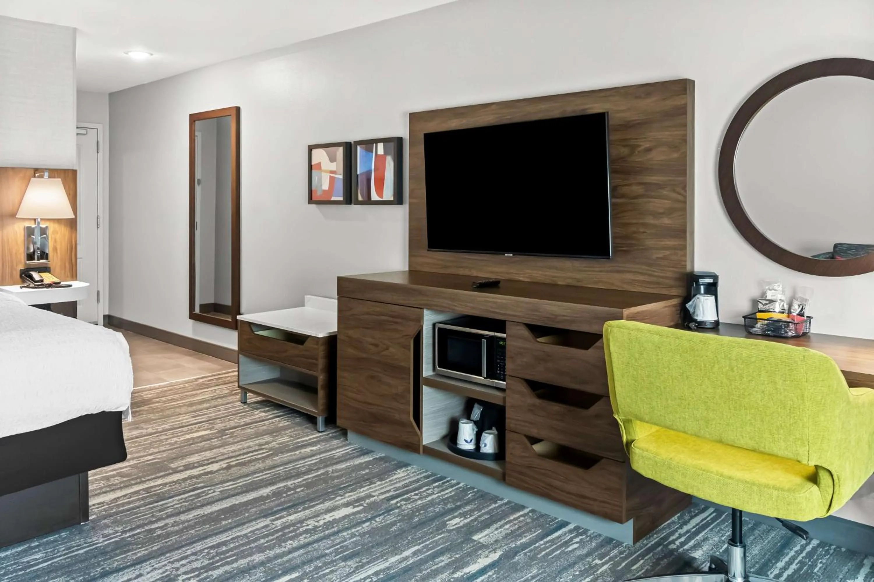 Bedroom, Bed in Hampton Inn by Hilton Dayton South