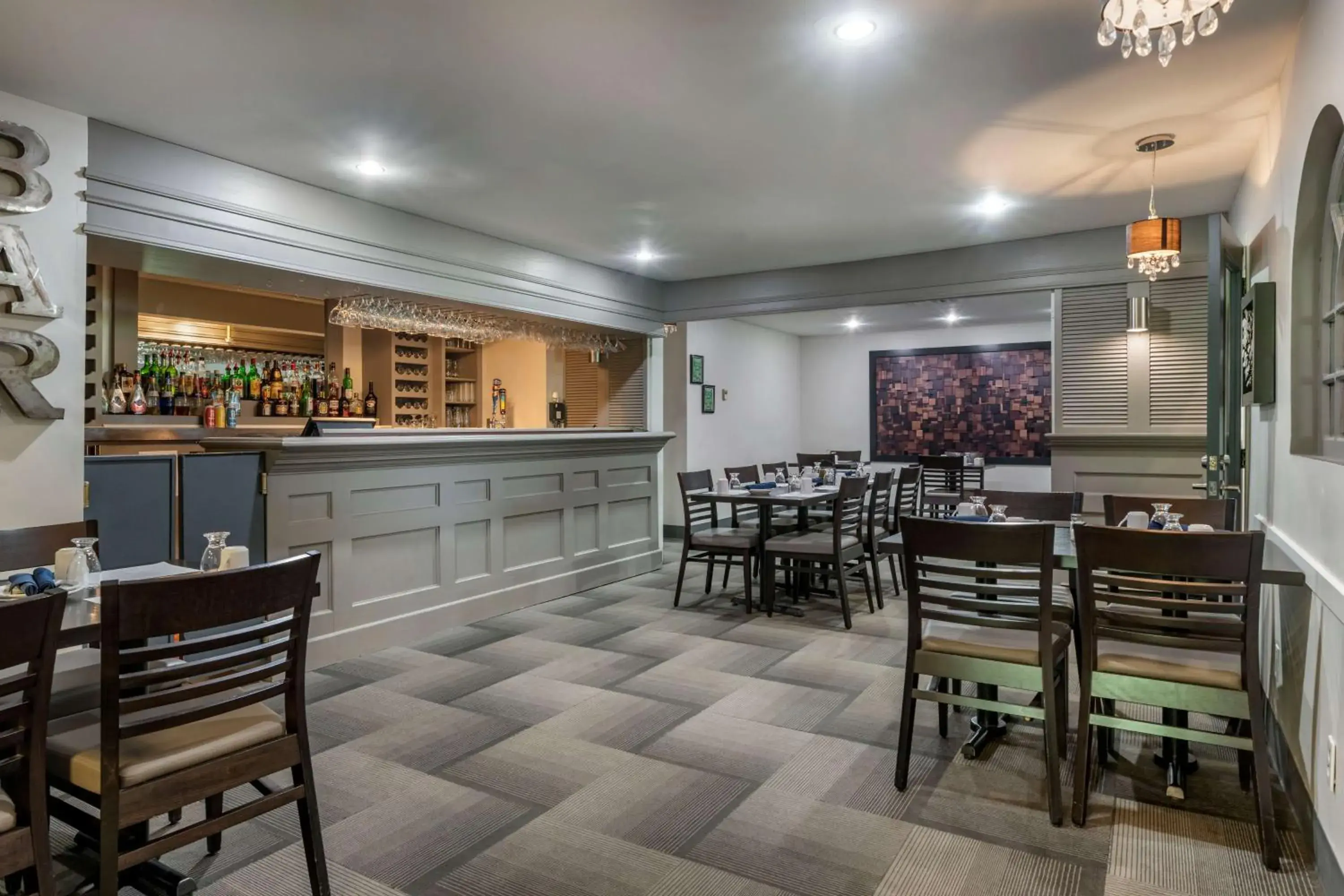Lounge or bar in Dannys Hotel Suites; SureStay Collection by Best Western Lounge or bar in Dannys Hotel Suites; SureStay Collection by Best Western