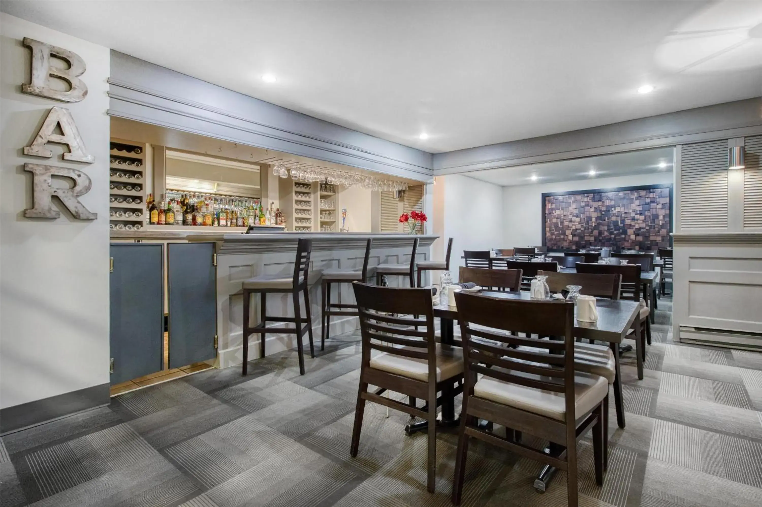 Lounge or bar in Dannys Suites, SureStay Collection by Best Western Lounge or bar in Dannys Suites, SureStay Collection by Best Western