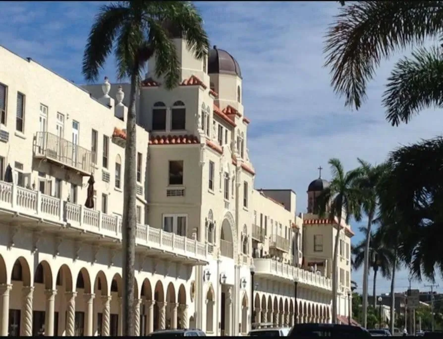 Facade/entrance in Hemingway Suites at Palm Beach Hotel Island