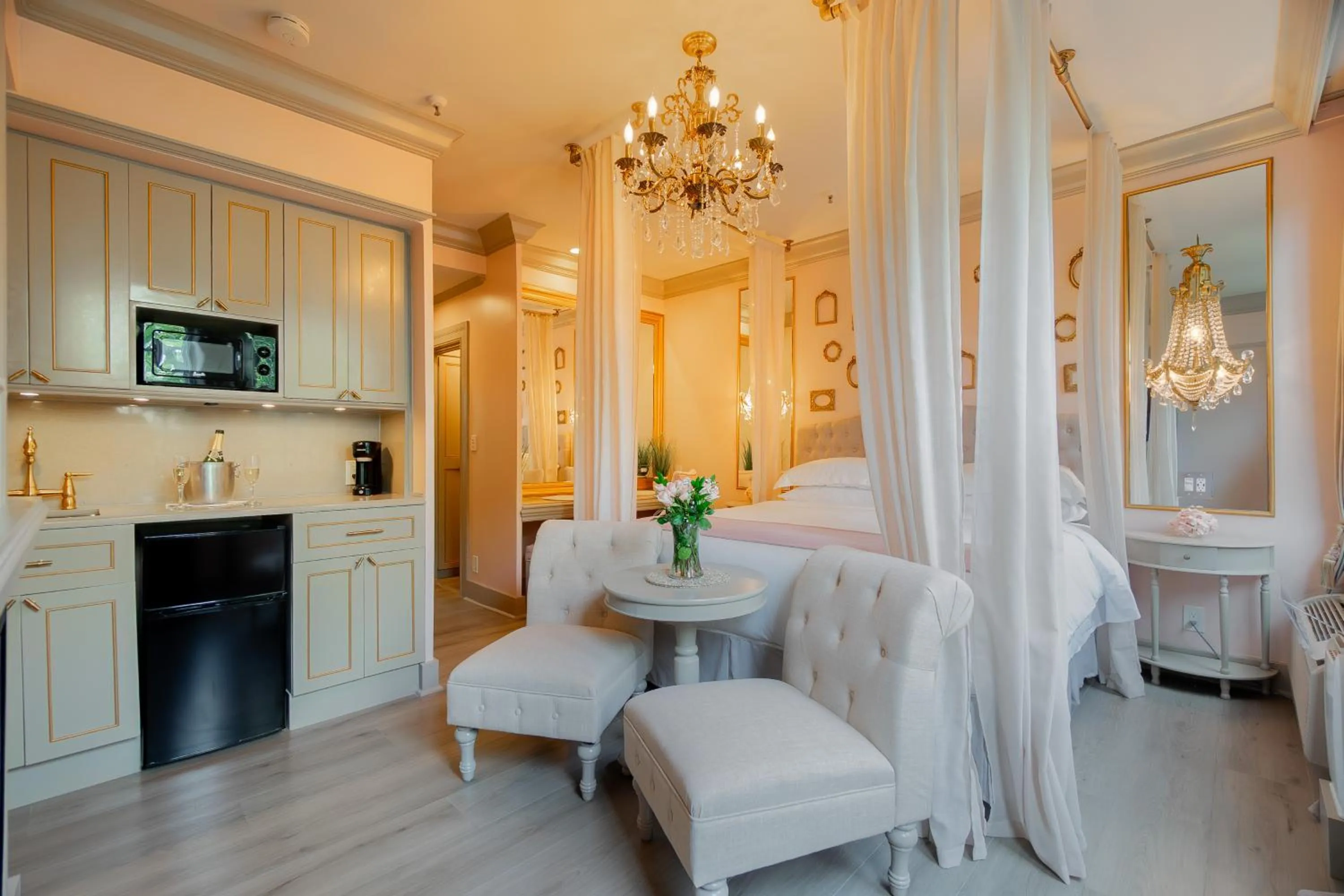 Bed in Hemingway Suites at Palm Beach Hotel Island