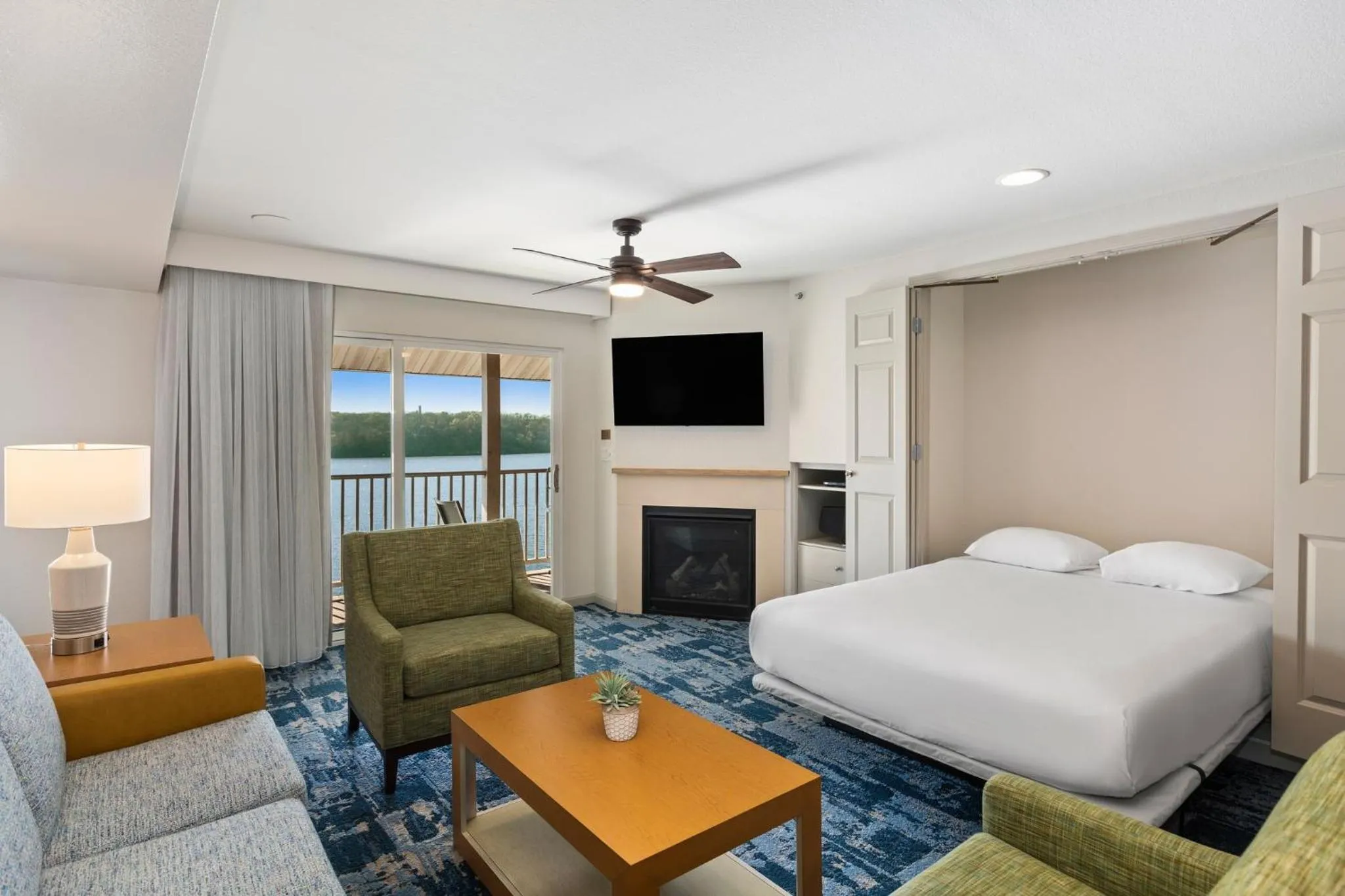 Living room, Bed in WorldMark Lake of the Ozarks