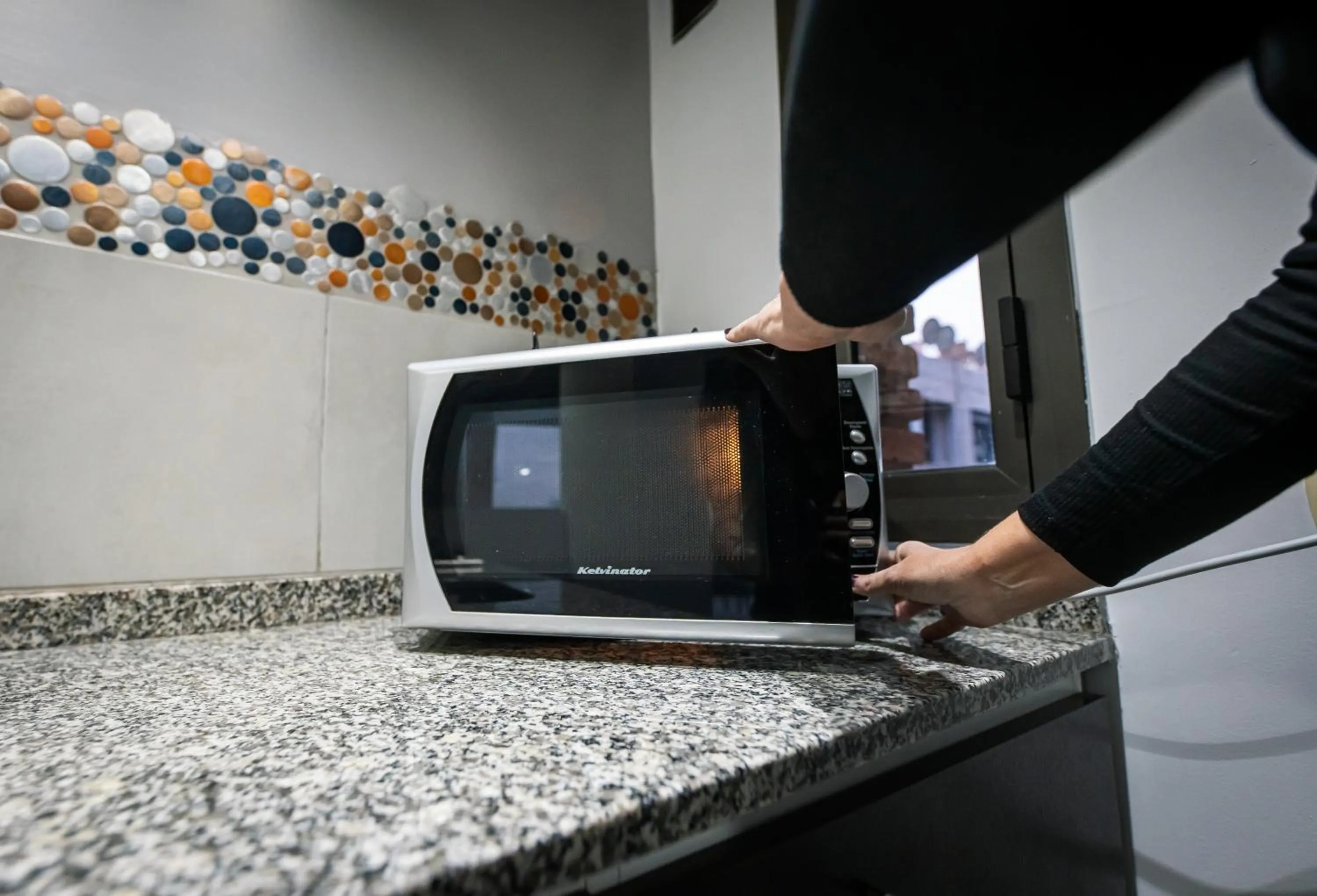 microwave in Kube Apartments Express