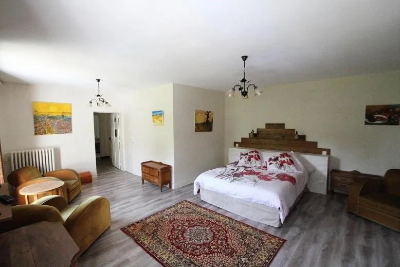 Photo of the whole room, Bed in Domaine Du Moulin Neuf