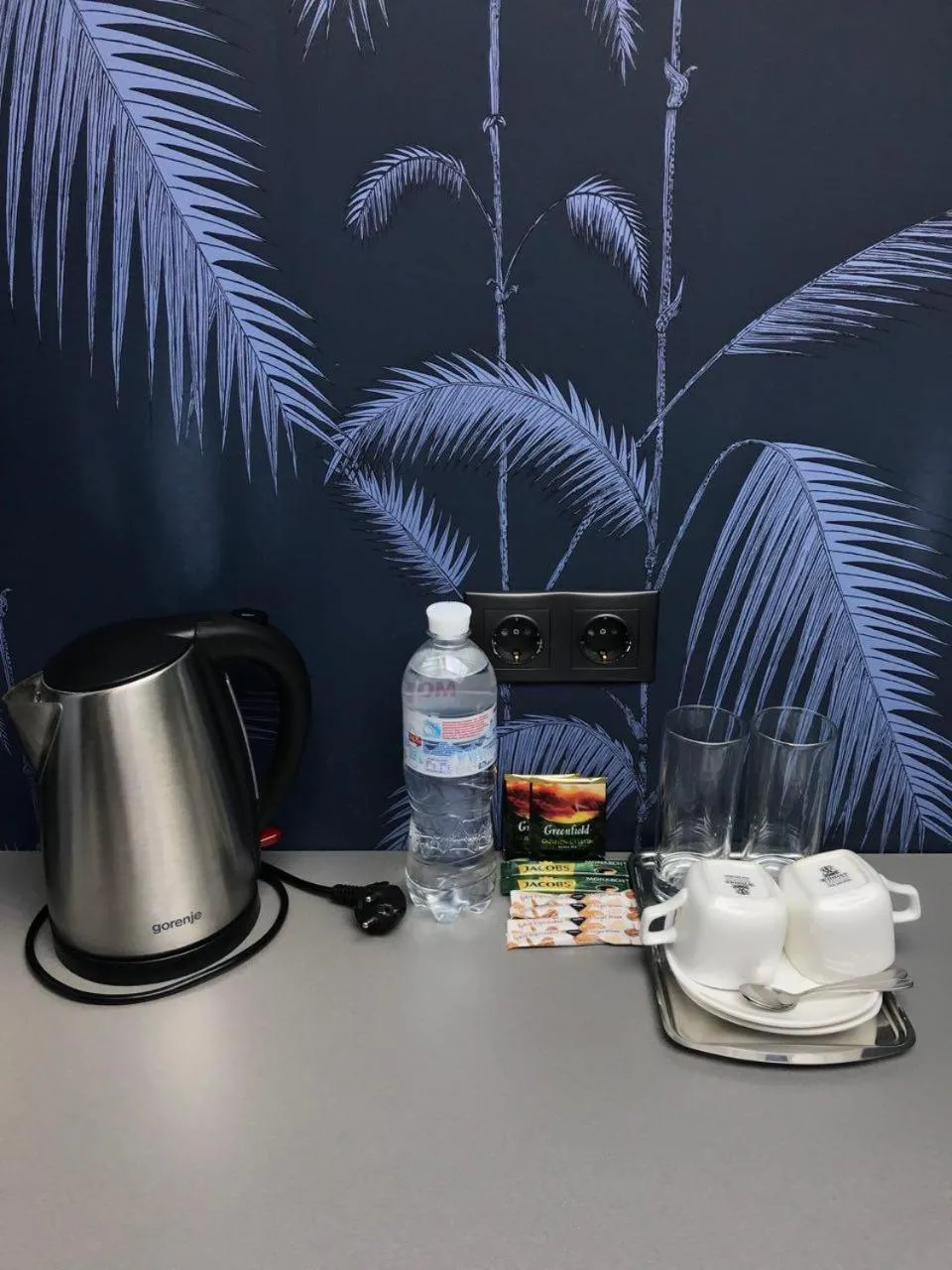 Coffee/tea facilities in ArtApart Vozdvigenka