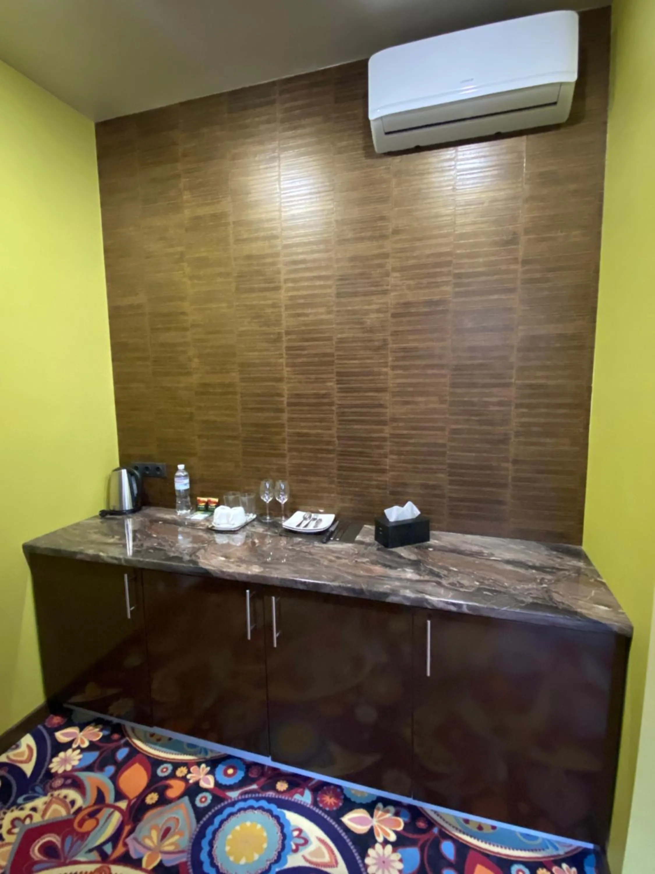 Coffee/tea facilities in ArtApart Vozdvigenka