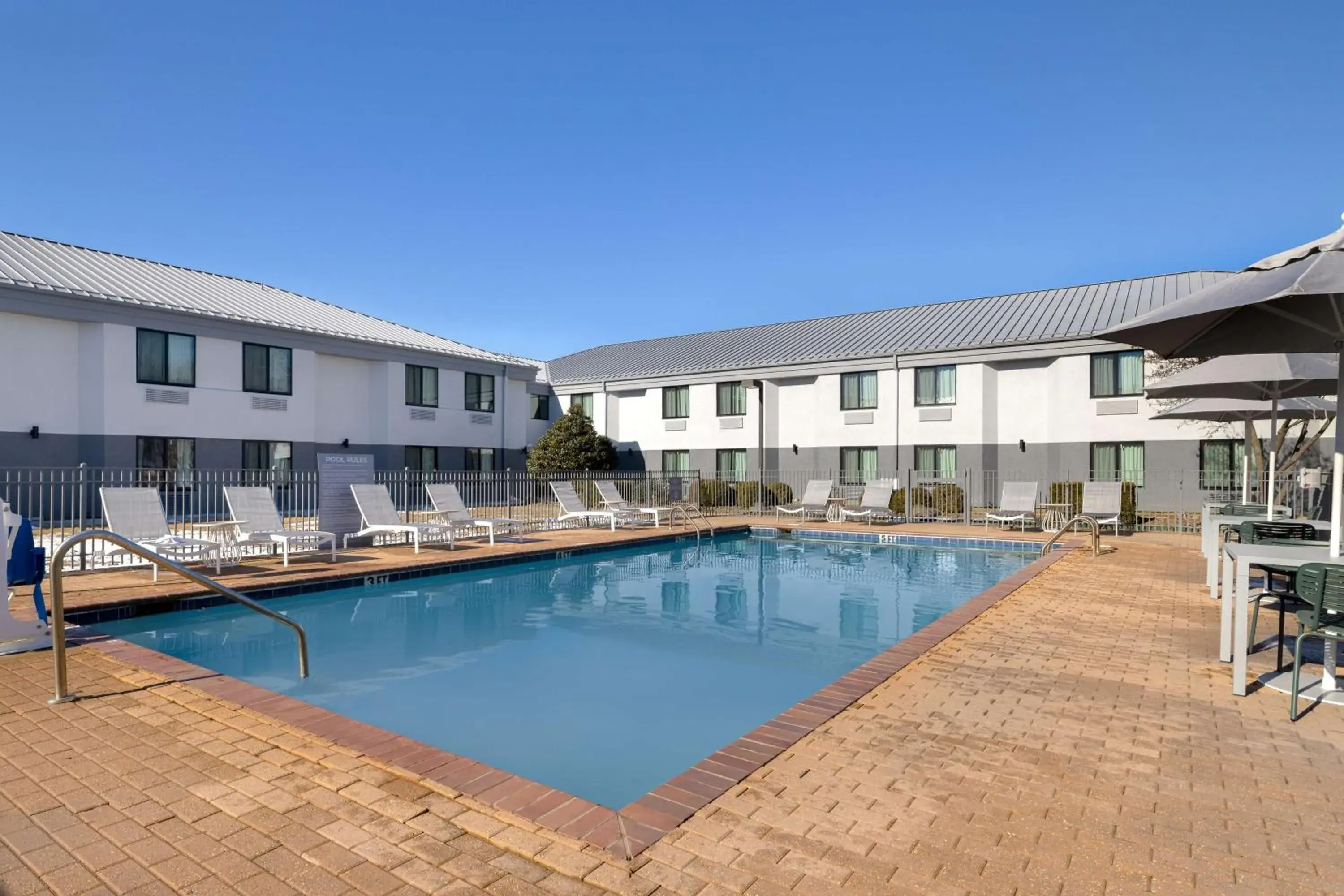 Pool view in Quality Inn Bentonville-Rogers Pool view in Quality Inn Bentonville-Rogers