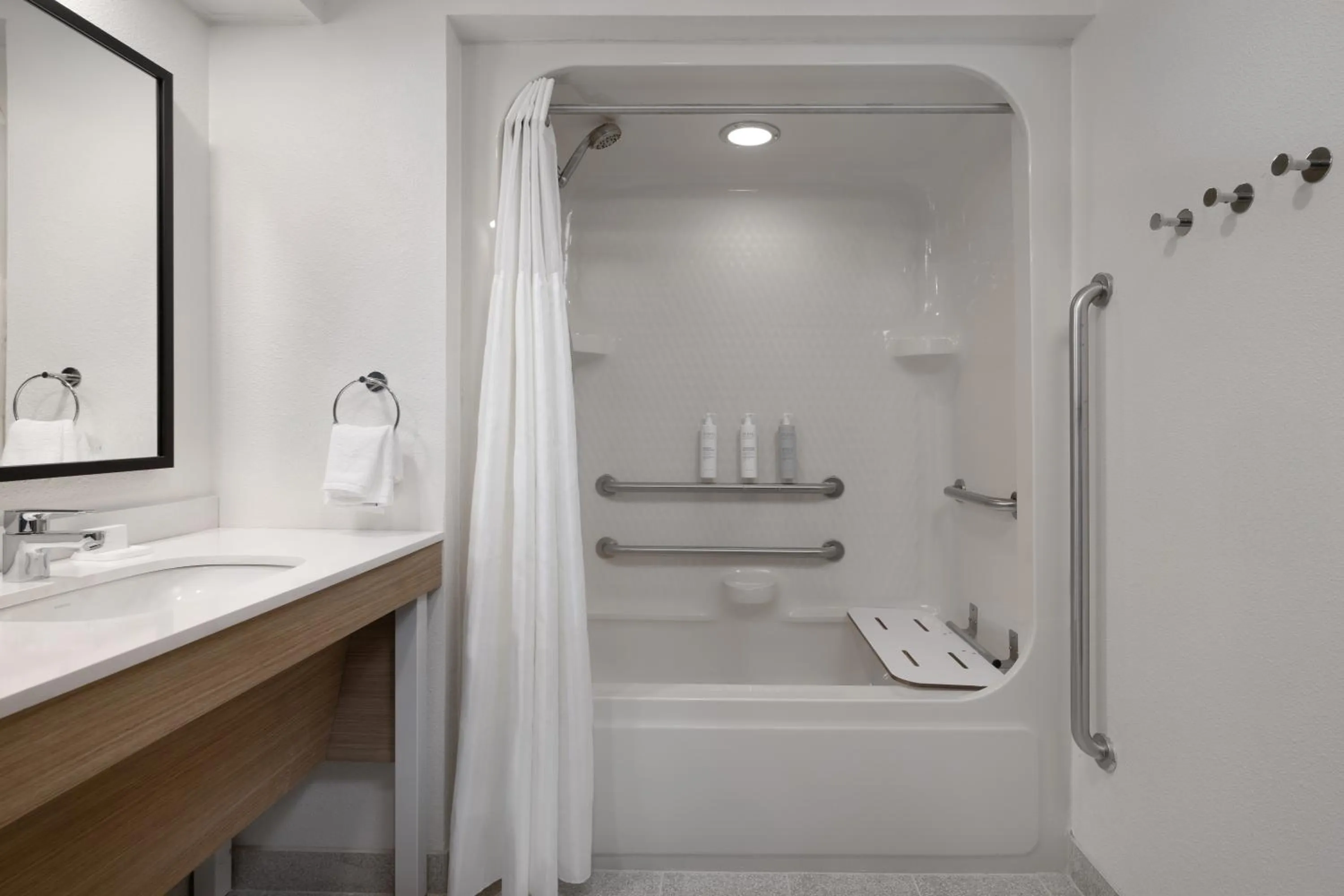 Bath in Quality Inn Bentonville-Rogers