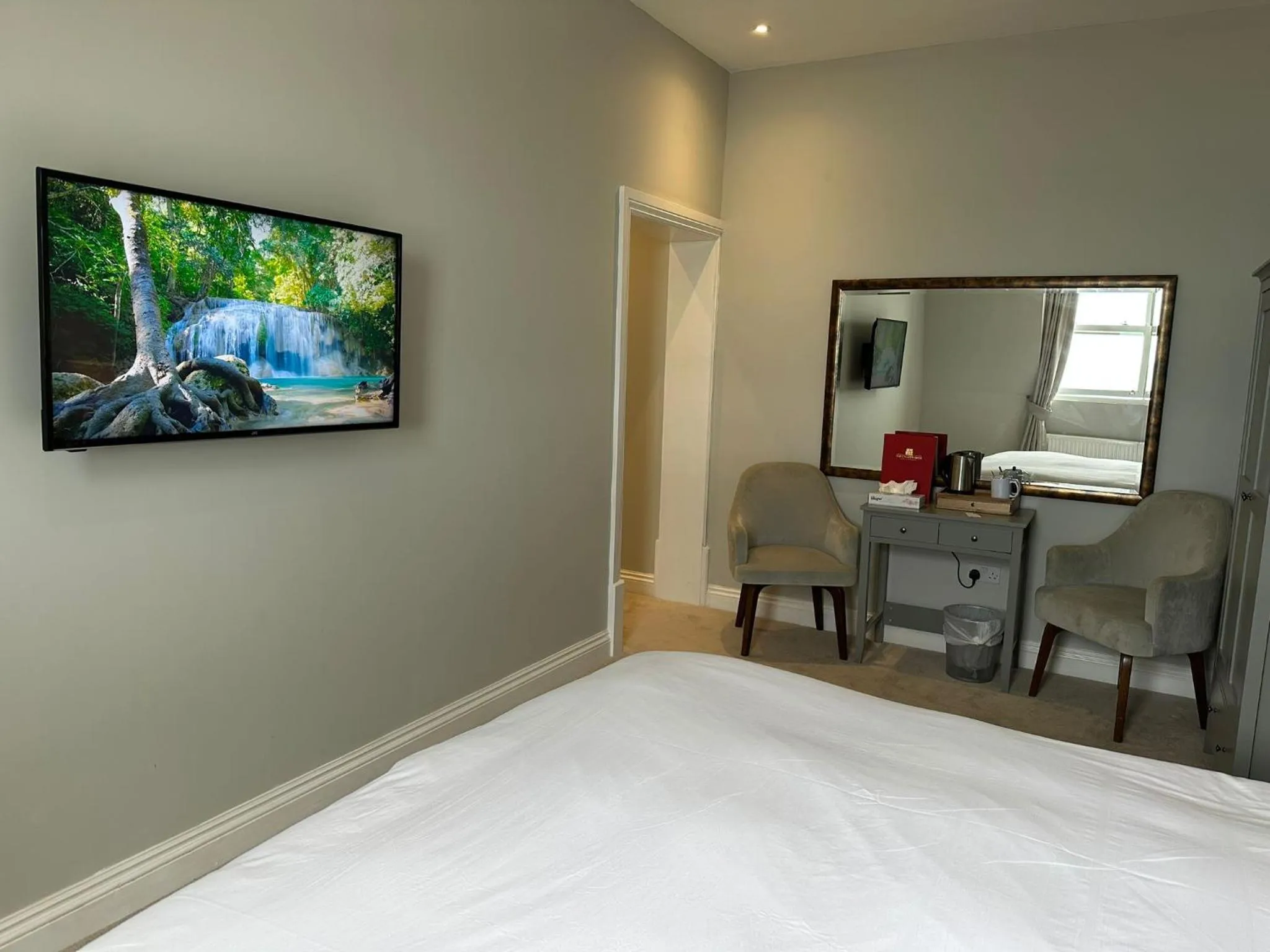TV and multimedia, Bed in The Chatsworth Hotel