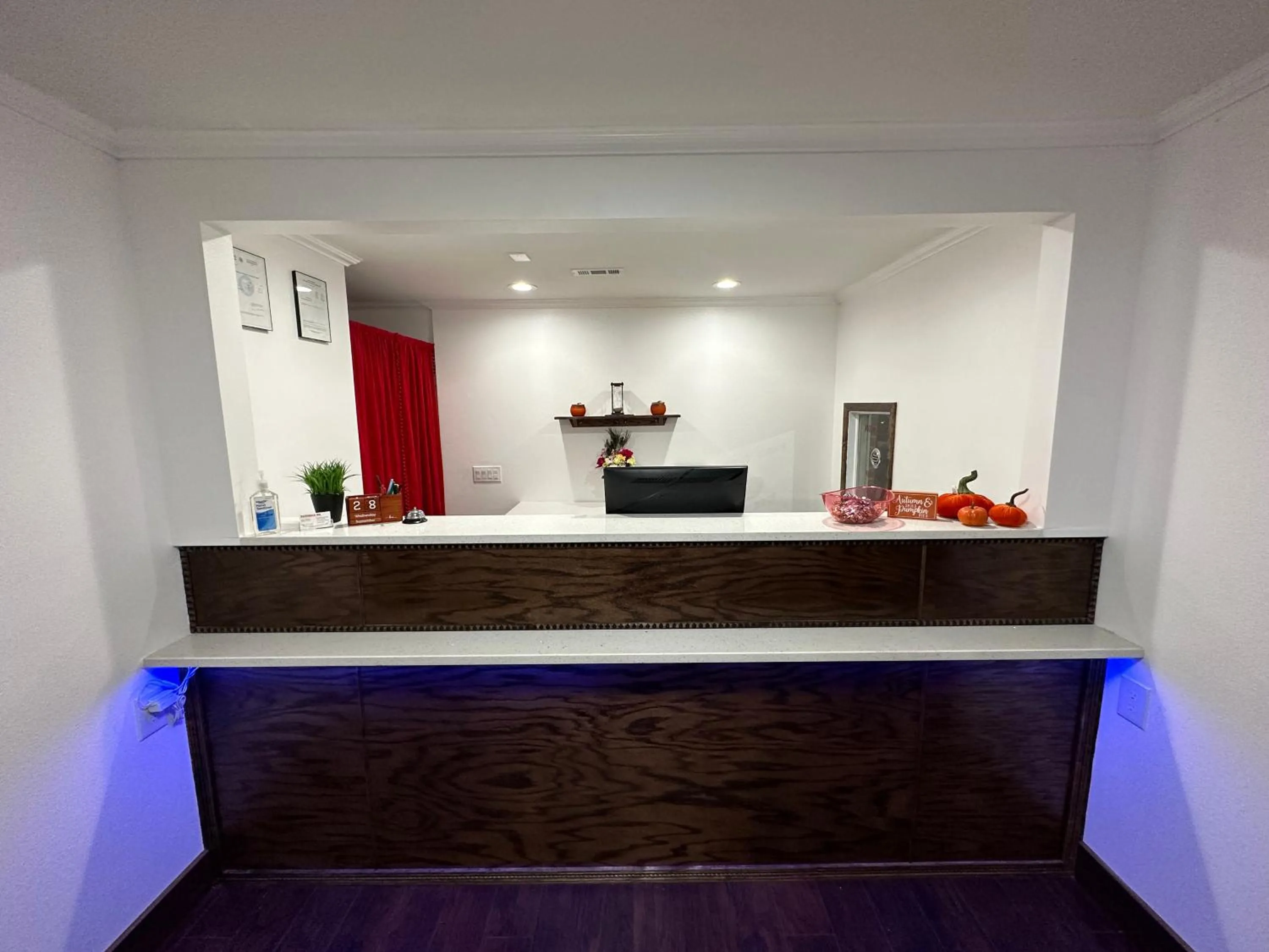 Lobby or reception in Razorback Inn