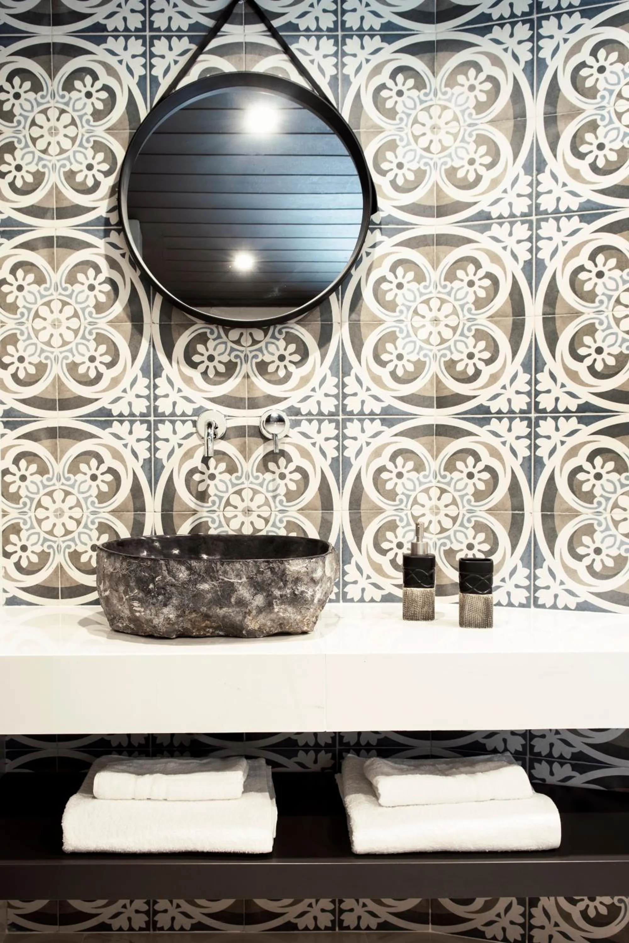 Shower in Rocks Republic