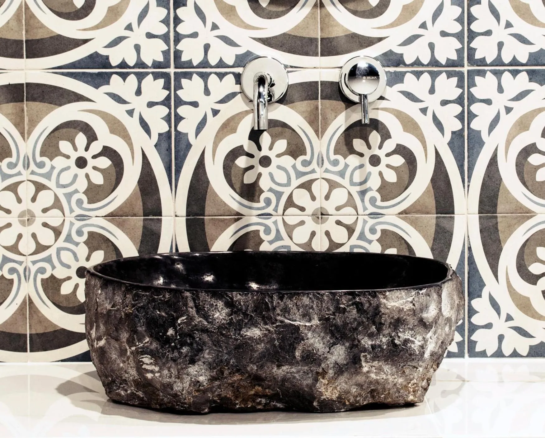 Shower in Rocks Republic