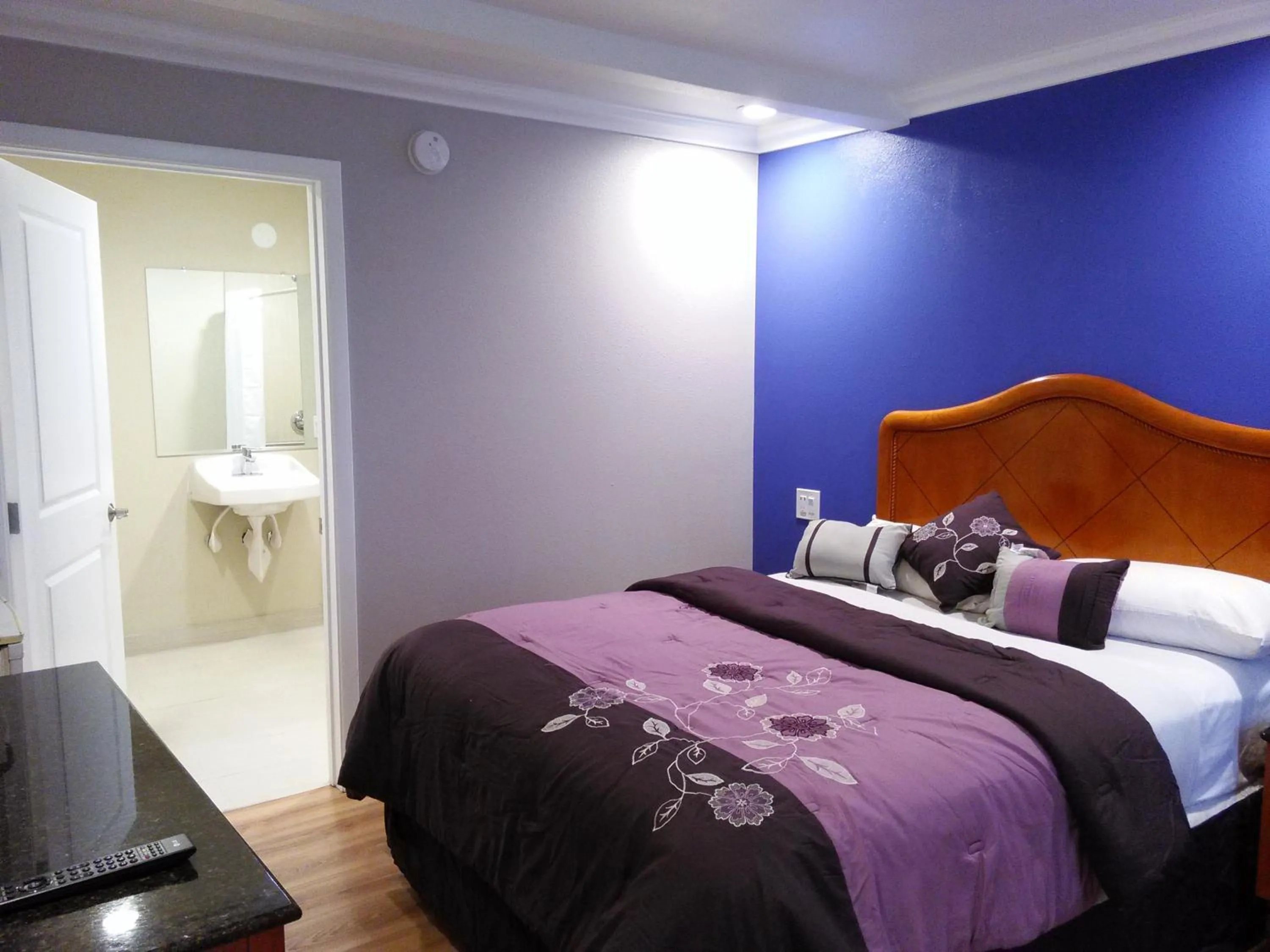 Photo of the whole room, Bed in Highlander Motel