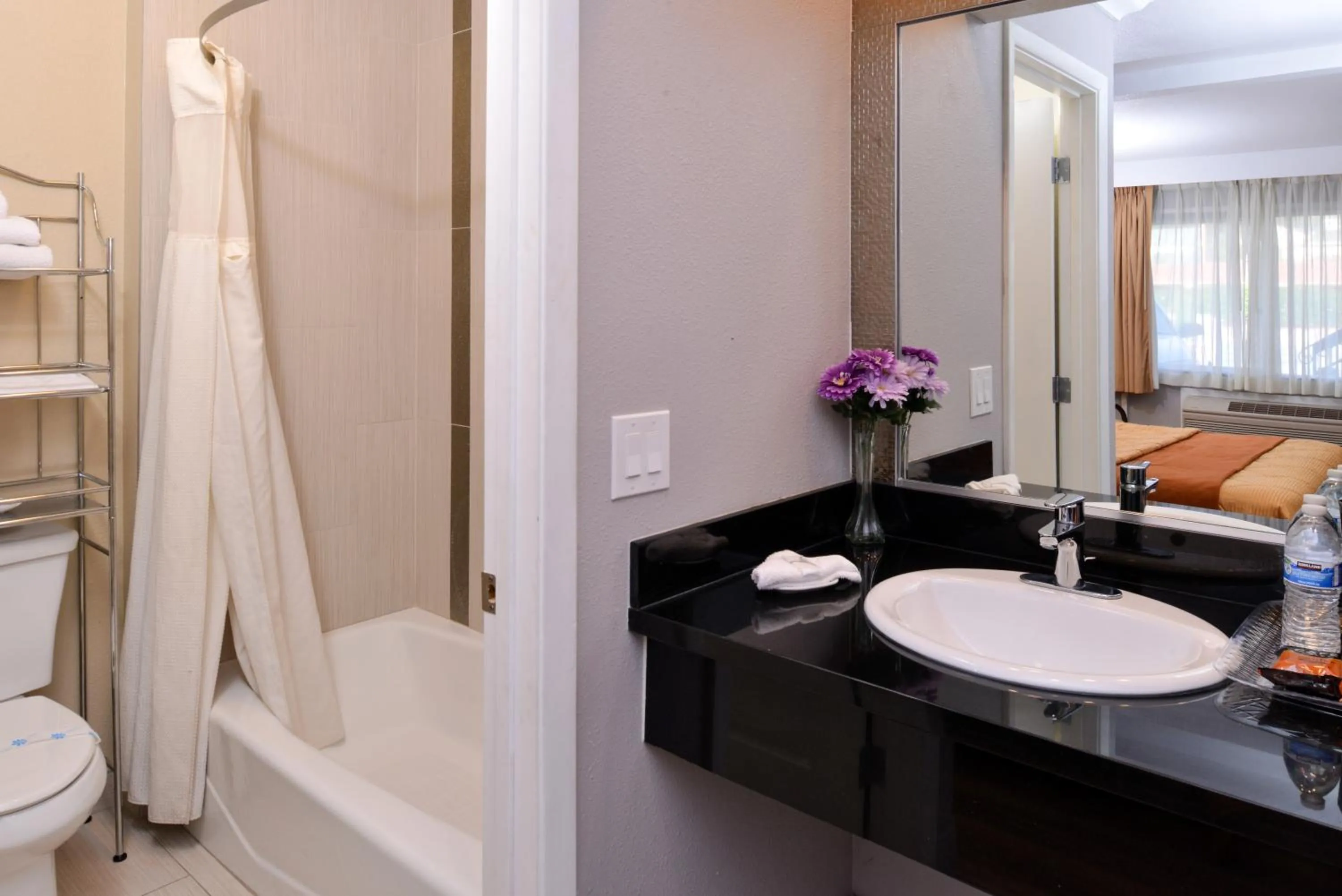 Bathroom, Bed in Highlander Motel